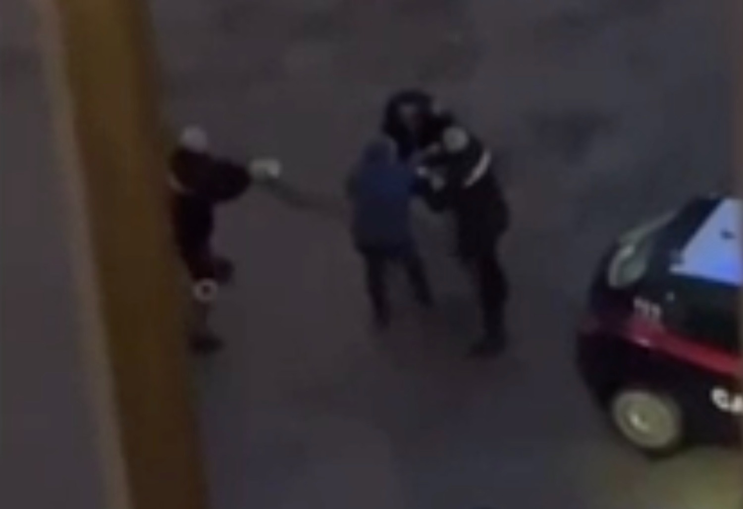 Chieti, gli sparano col taser quando è già fermo. Il filmato finisce in rete e l’uomo denuncia tutto – Il video