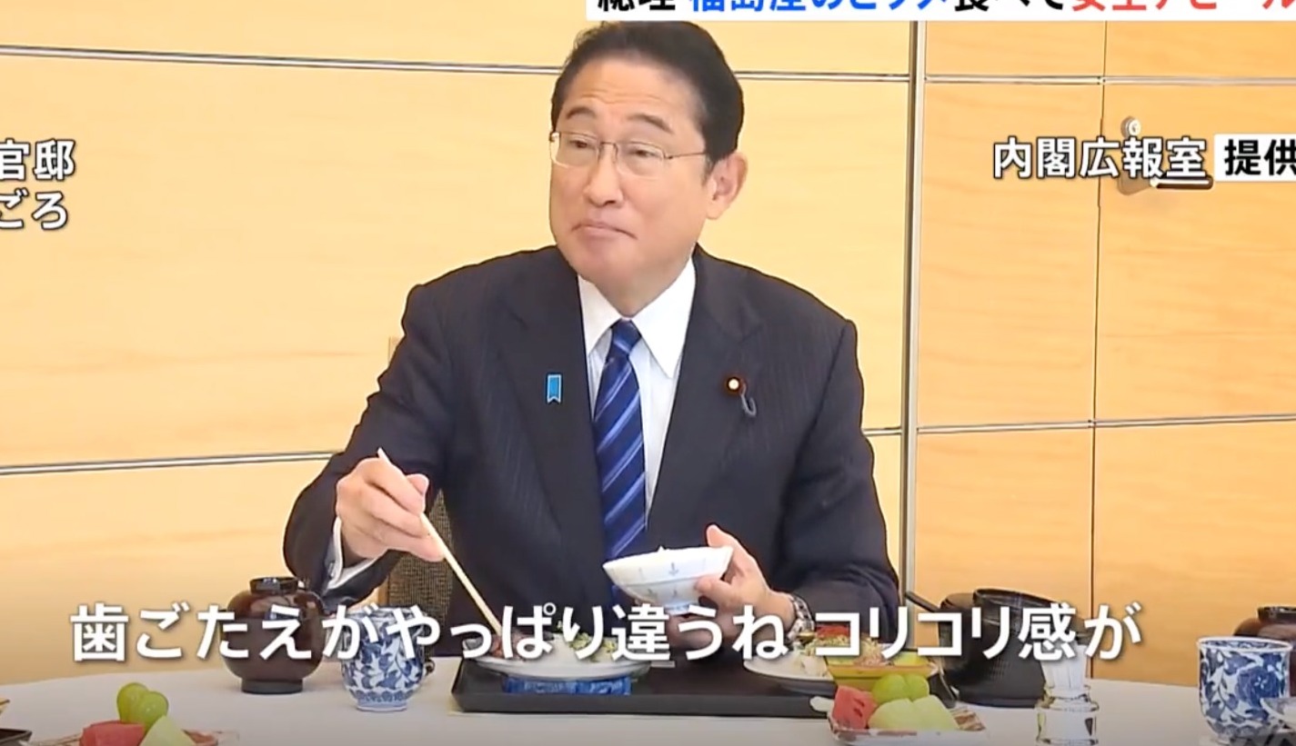 Giappone, la scorpacciata di pesce crudo del premier per convincere la Cina: «Le acque di Fukushima sono sicure» – Il video