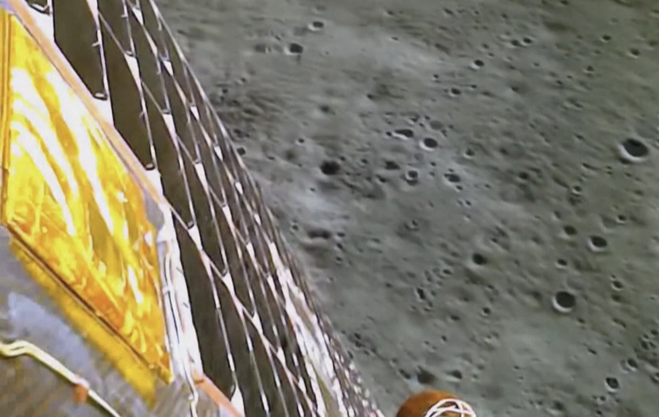 La manovra di discesa e i passi del piccolo rover: le prime immagini della storica missione indiana sulla Luna – I video
