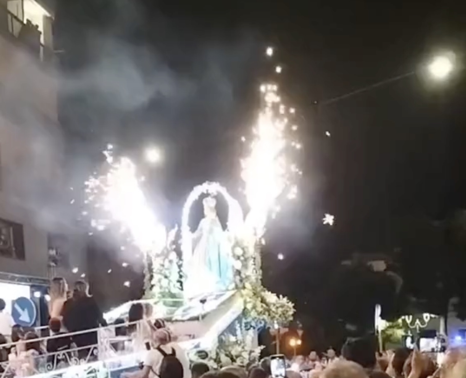 Panico alla processione in provincia di Bari, la statua rischia di andare a fuoco per i fuochi d’artificio – Il video