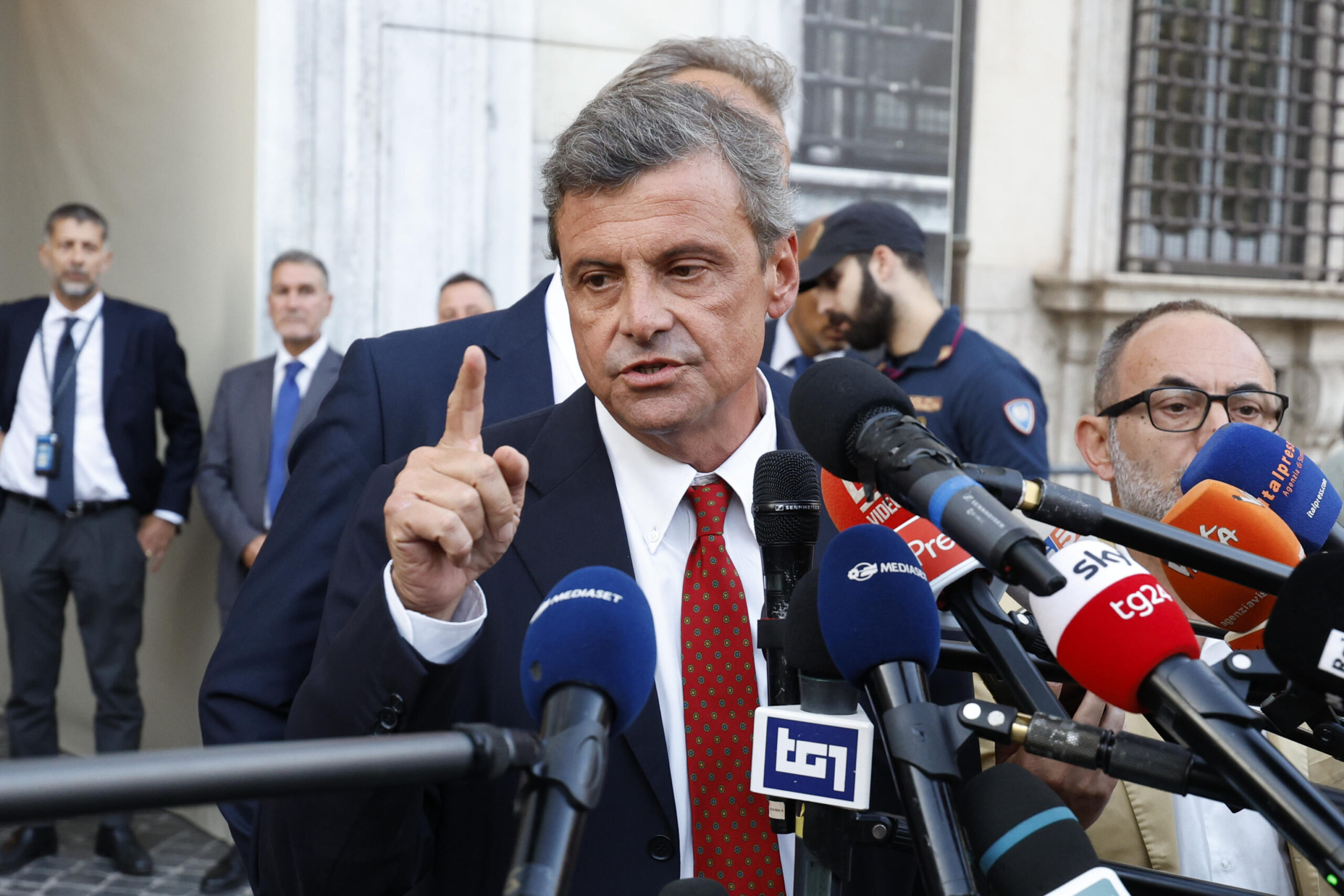 Il leader di Azione, Carlo Calenda al termine dell'incontro a Palazzo Chigi sul salario minimo, Roma, 11 agosto 2023. 
ANSA/FABIO FRUSTACI