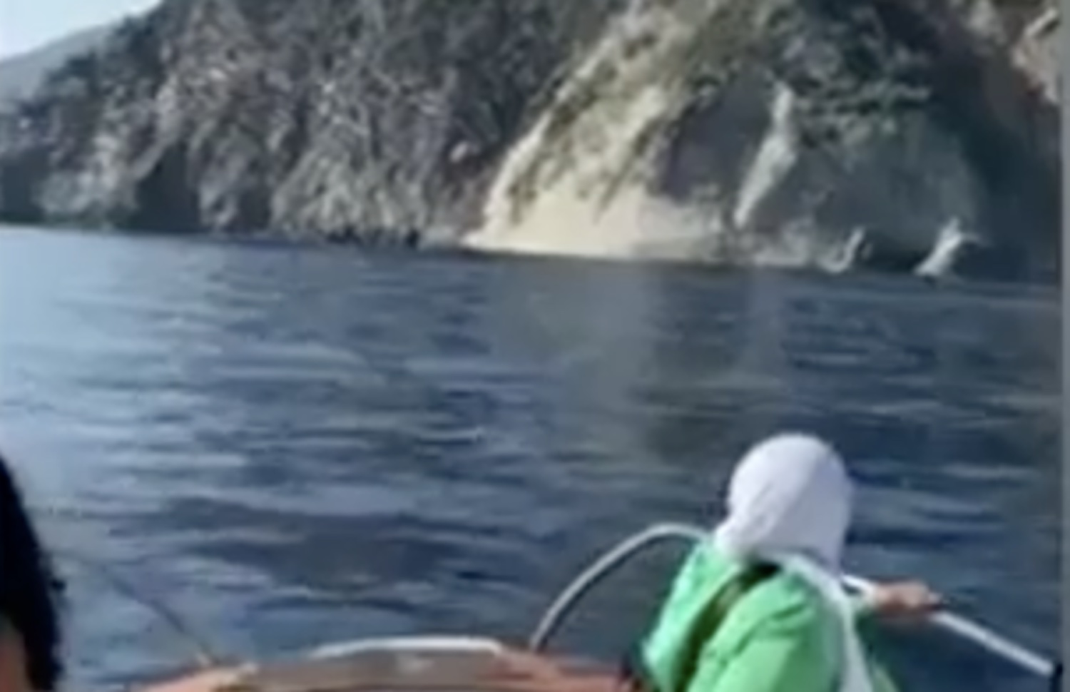 Crolla un pezzo della falesia alle Cinque Terre, la scena spaventosa davanti ai turisti in barca – Il video