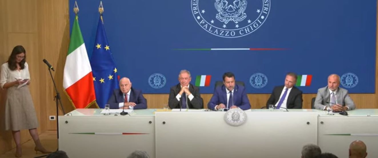 Caso De Angelis, la risposta (flash) di Lollobrigida: «Non ne abbiamo parlato in Consiglio dei ministri» – Il video