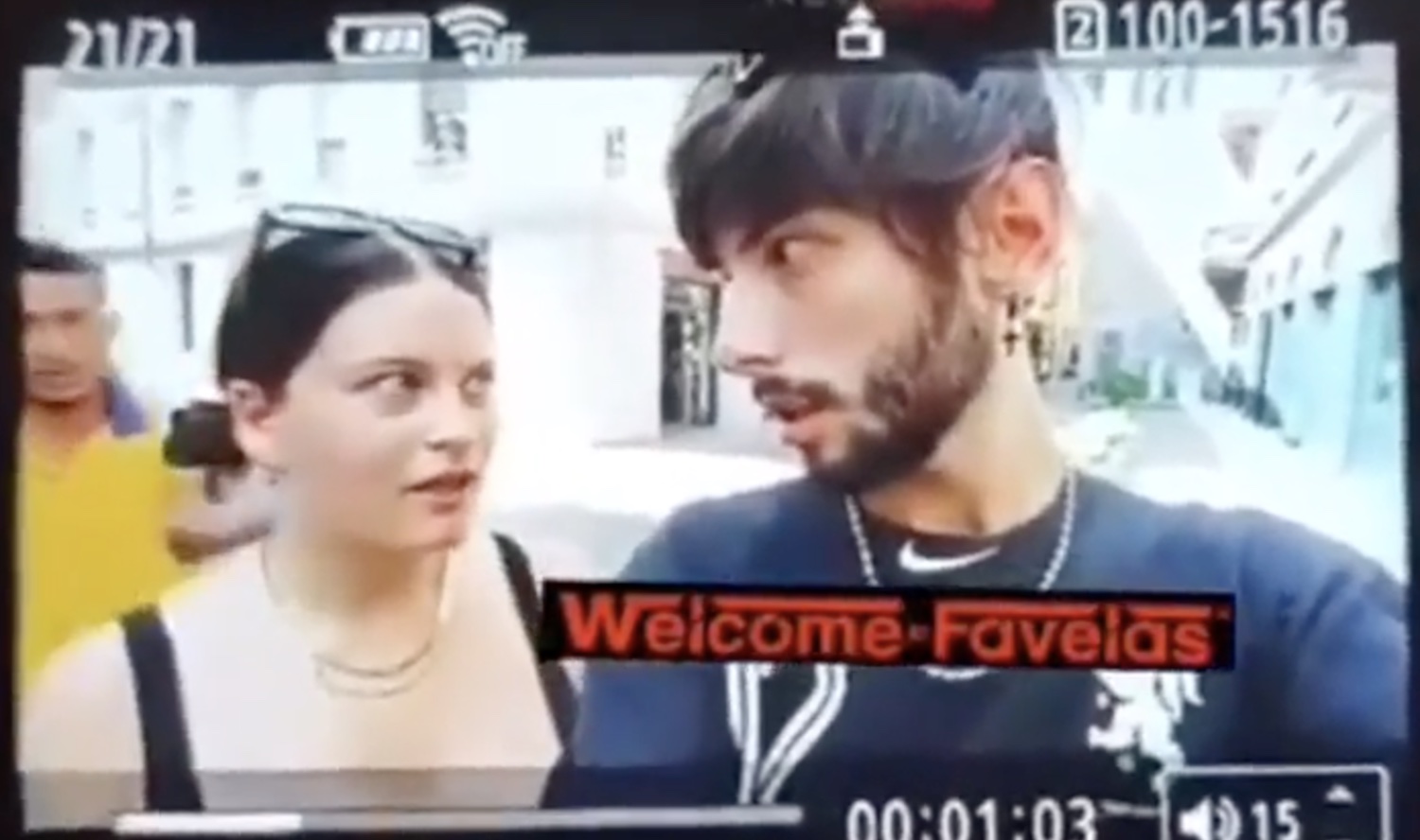 Lo scippo in diretta per strada a Como, così sono stati derubati due turisti francesi davanti alla telecamera – Il video