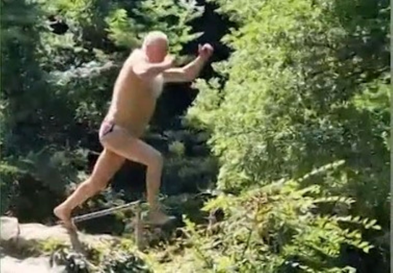 Toscana: il governatore Giani si tuffa nell’Arno (per tradizione) – Il video