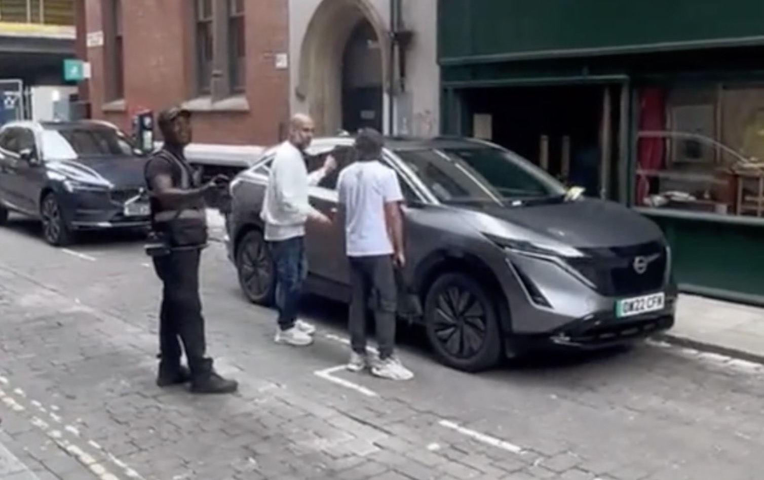 Pep Guardiola beccato in divieto di sosta, il vigile lo multa e poi gli chiede un selfie: la reazione dell’allenatore – Il video