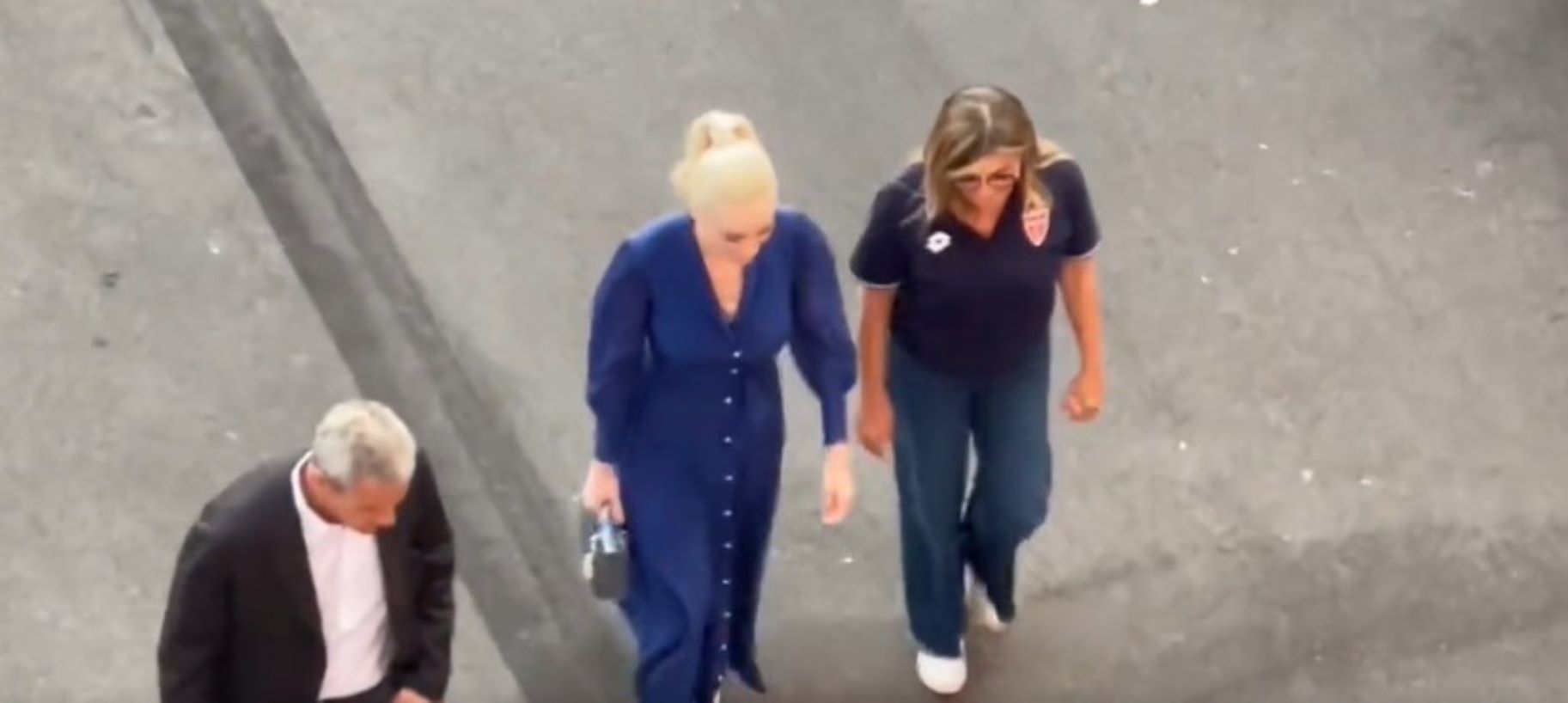 Marta Fascina arriva al Trofeo Silvio Berlusconi. La sua prima uscita pubblica dopo i funerali – Il video
