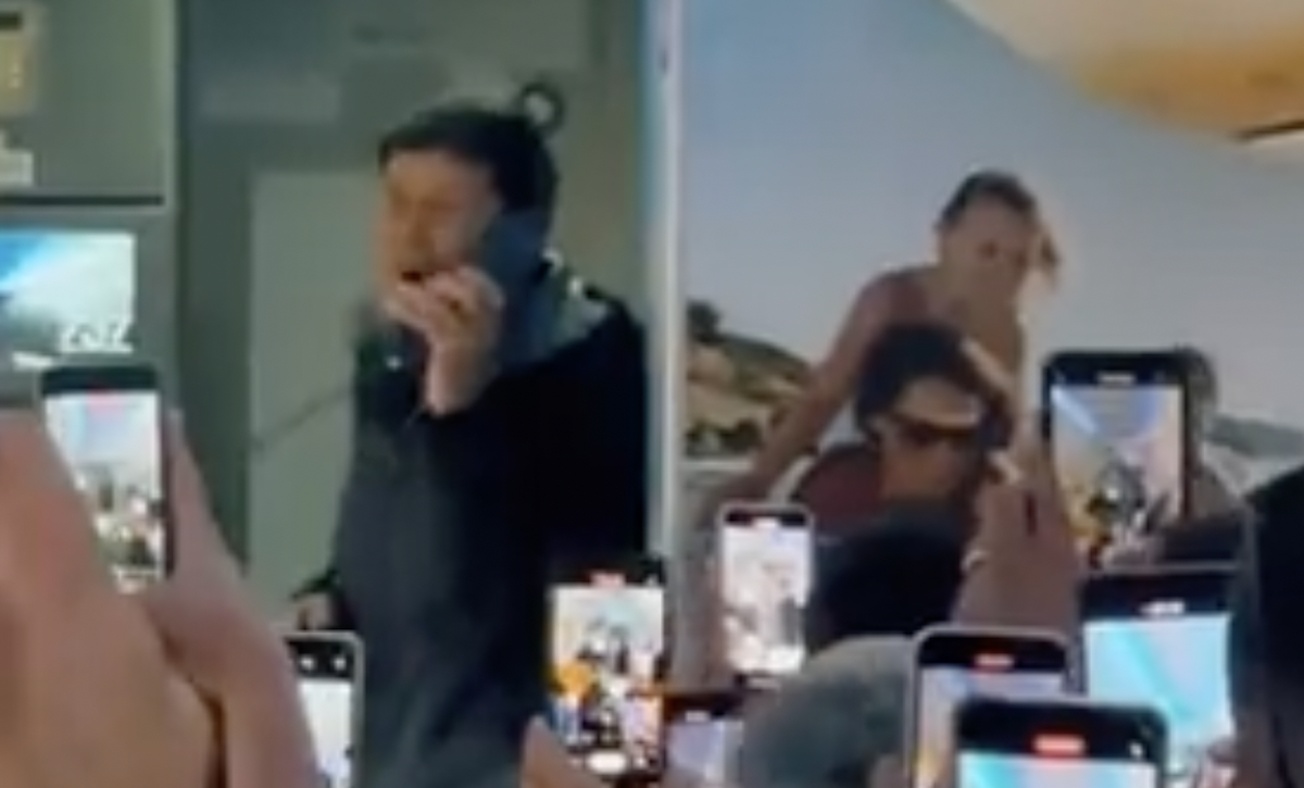 Gianni Morandi improvvisa un live show dall’altoparlante di un aereo di linea – Il video