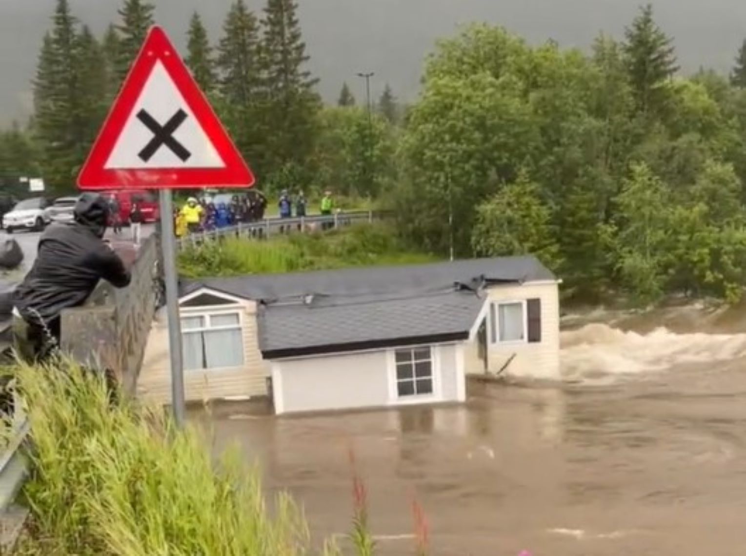 Norvegia, Hans sommerge il paese. Una casa, trascinata dalle acque, si frantuma contro il ponte – Il video