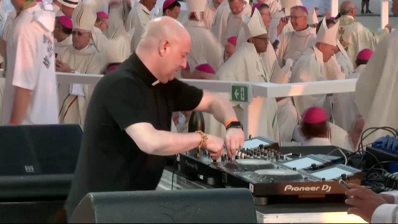 Lisboa como Ibiza.  DJ set techno do padre Guilherme Peixoto que surpreendeu jovens fiéis antes da missa do Papa Francisco – Vídeos