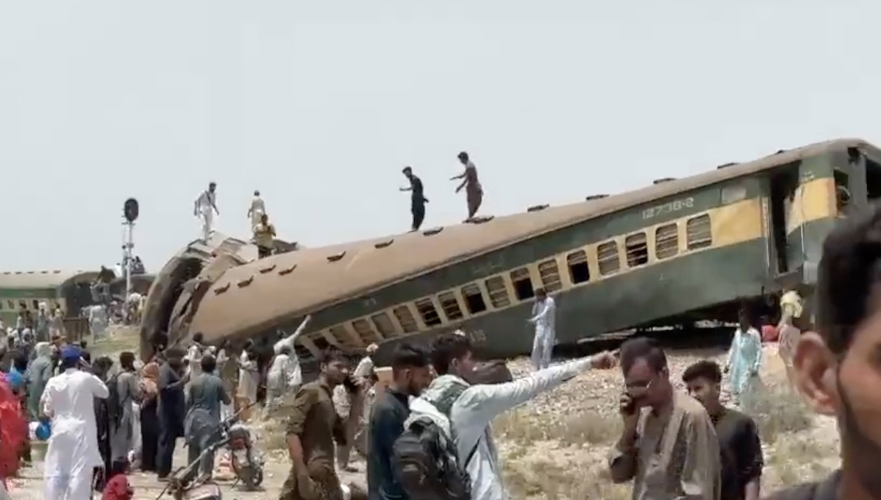 Pakistan, treno deraglia. Cresce ancora il bilancio delle vittime: «Almeno 30 morti e 100 feriti» – Il video