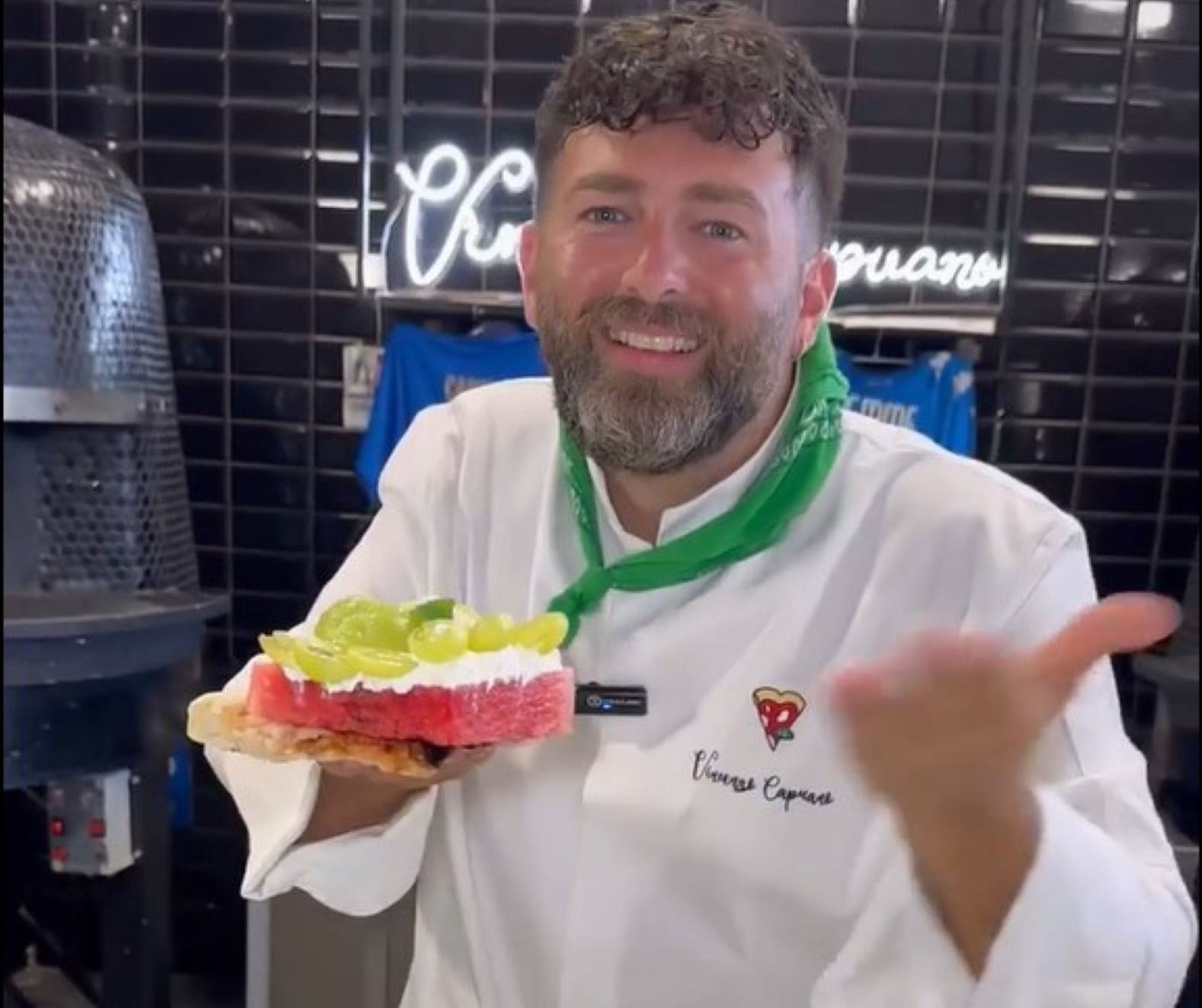 Vincenzo Capuano e la pizza con anguria per Ferragosto che fa arrabbiare i suoi follower – Il video