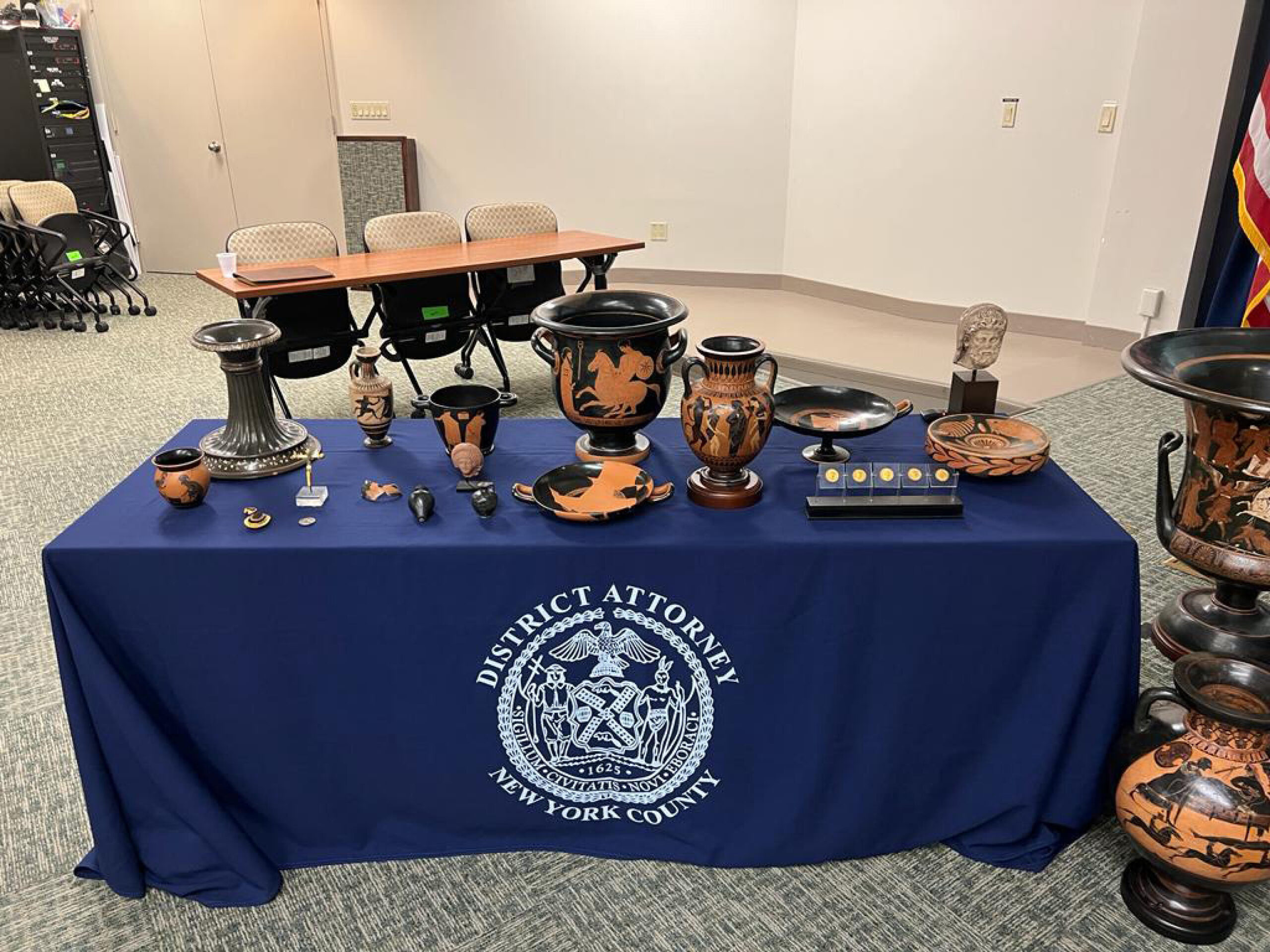 I carabinieri del Comando Tutela Patrimonio Culturale riportano in Italia dagli Stati Uniti 266 reperti archeologici di pregevole valore, stimati approssimativamente sul mercato mondiale dei beni culturali in svariate decine di milioni di euro, 11 agosto 2023. ANSA/ CARABINIERI ++HO - NO SALES EDITORIAL USE ONLY++