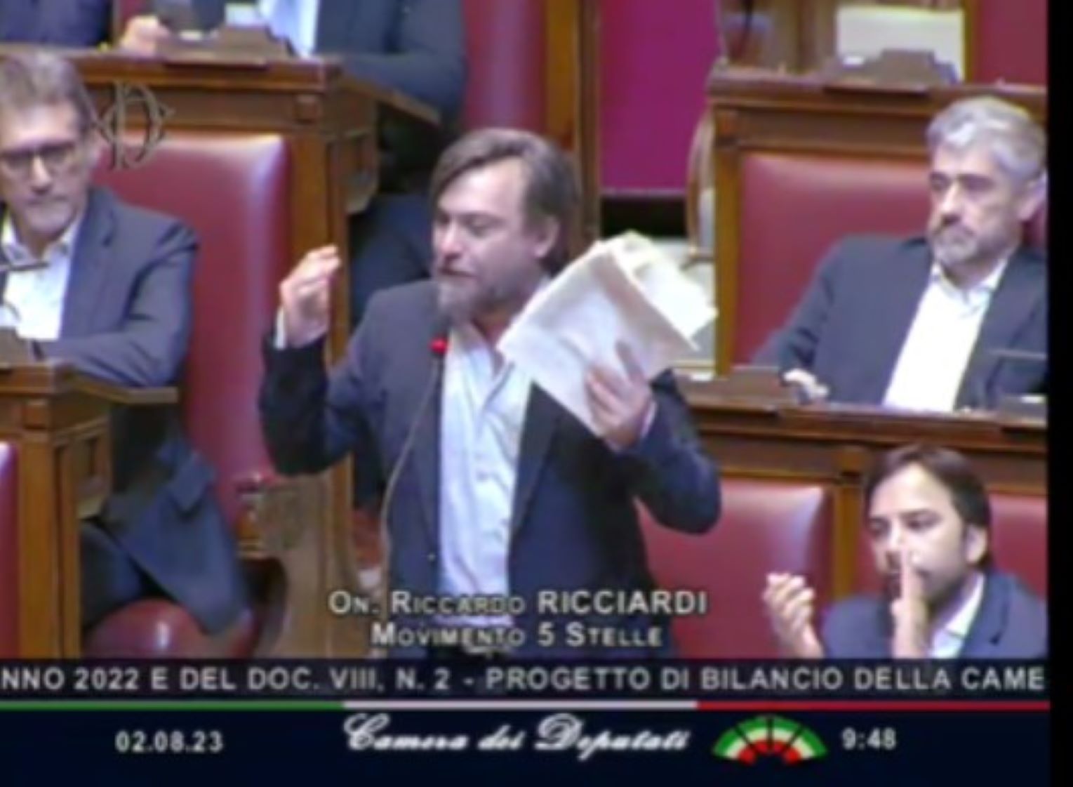 Dress code in Parlamento, l’attacco dei 5 stelle in aula: «È decoro un sms a 169mila persone per dire che non avranno più il reddito?». Scoppia la bagarre – Il video