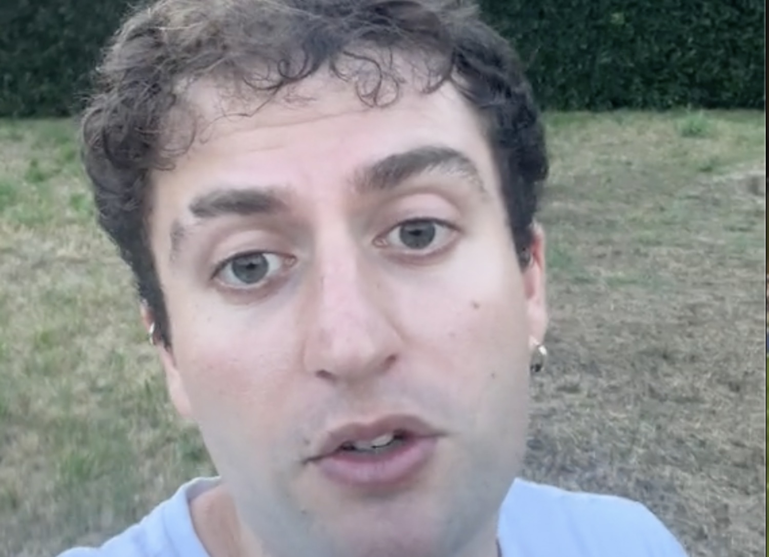 Pietro Storti, il TikToker dopo le accuse di sessismo: «Non capite le mie parodie: se i figli sbagliano, è colpa vostra» – Il video