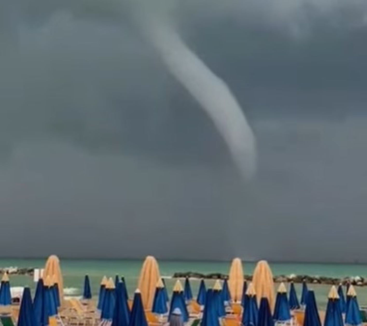 Tromba marina in Abruzzo, le immagini sui social – Il video