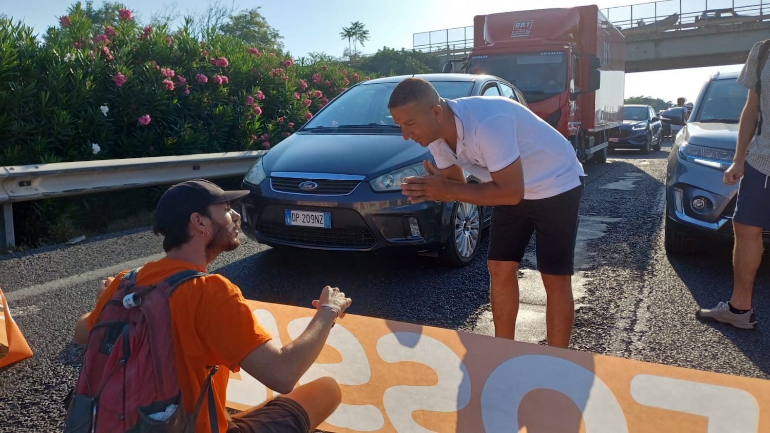Ultima generazione blocca la statale 16 a Bari: «Non paghiamo il fossile». La rabbia di chi rientra dalle vacanze: 10 km di coda – Il video