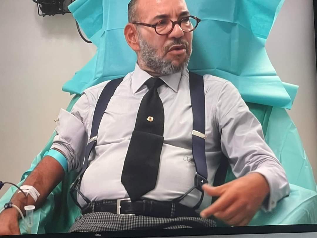 Marocco, il Re rompe gli indugi (dopo 4 giorni): visita Marrakech e dona il sangue per i terremotati – Il video