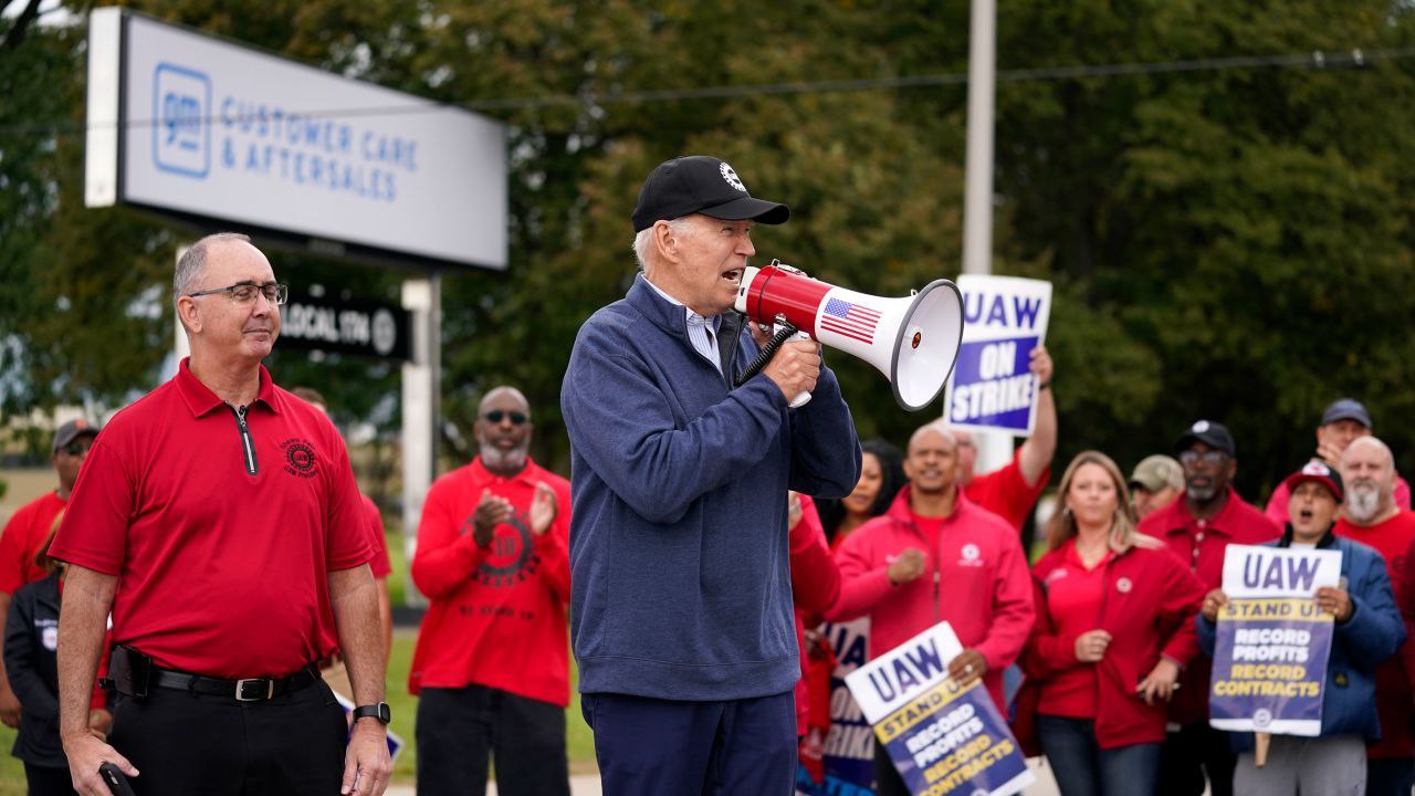 Joe Biden arringa gli operai dell’auto in sciopero: «Ragazzi, meritate l’aumento». È la prima volta di un presidente Usa a un picchetto – Il video