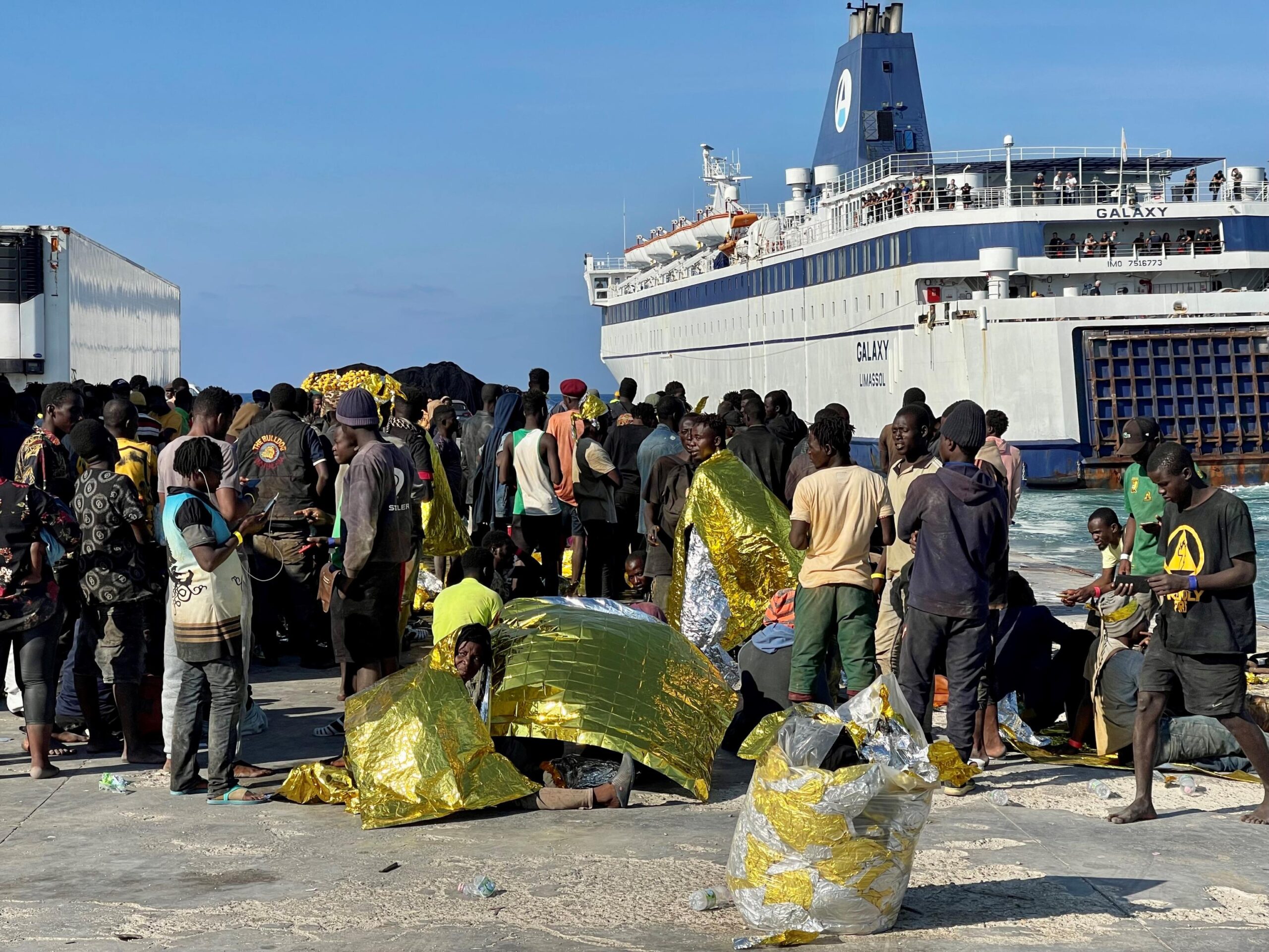 Migranti giunti a Lampedusa in attesa dei trasferimenti, 13 settembre 2023.
//////////
A group of migrants wait on the island of Lampedusa as Italian authorities prepare for transferring people following new arrivals, southern Italy, 13 September 2023. 
ANSA/ELIO DESIDERIO