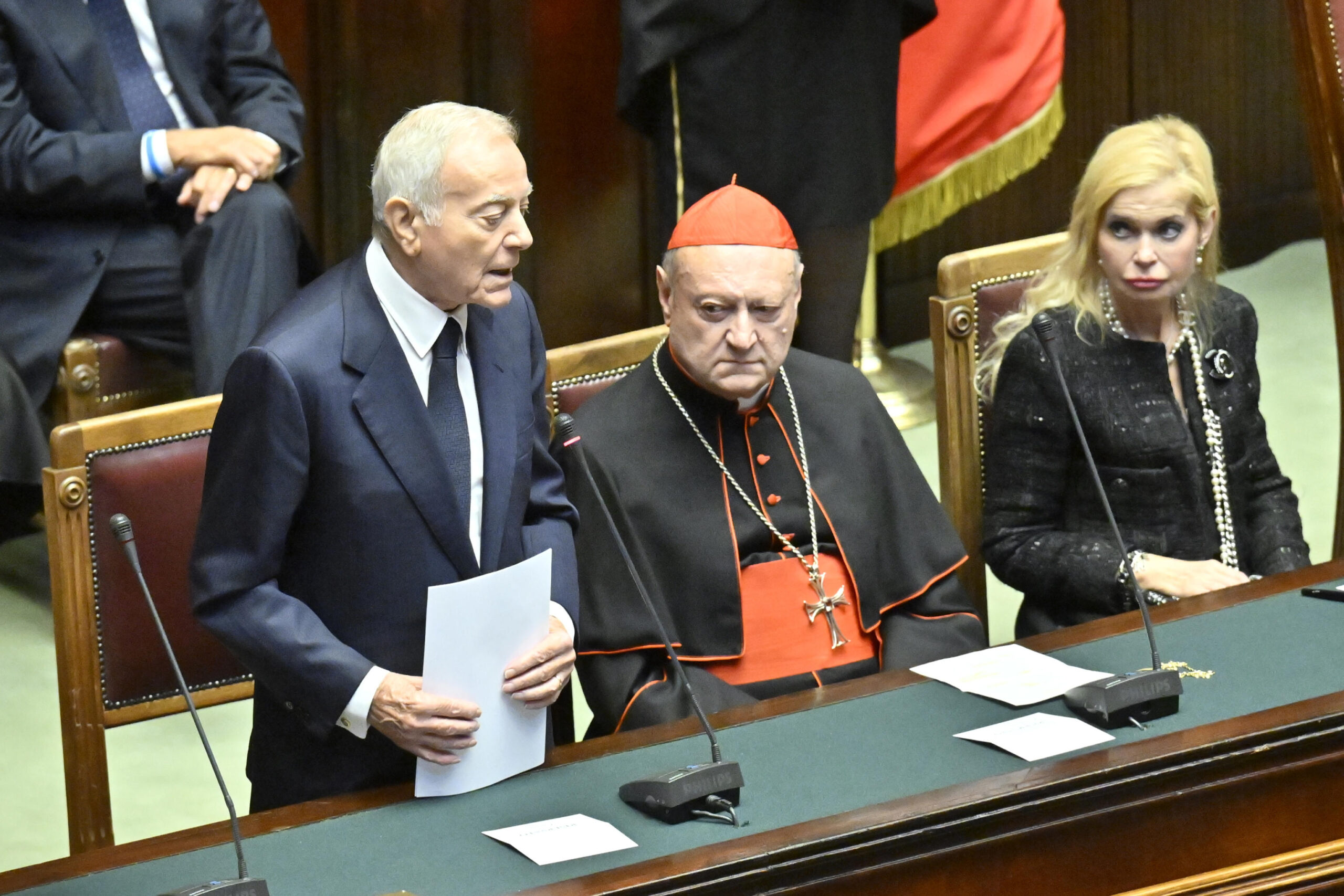Funerali di Napolitano, l’auspicio di Gianni Letta: «Spero che lassù si plachi la polemica con Berlusconi e i due possano chiarirsi» – Il video