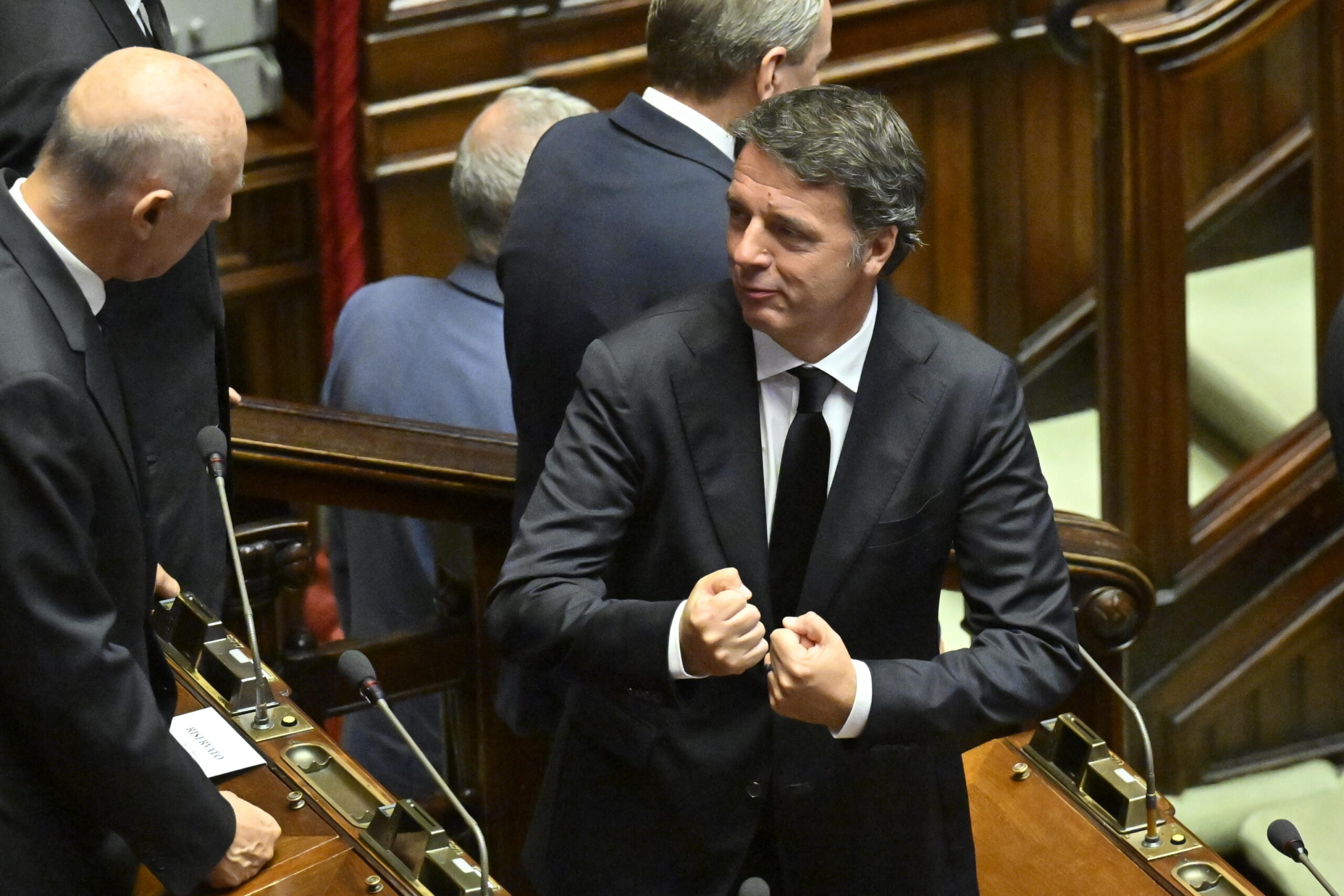 Renzi arriva in ritardo al funerale di Napolitano. Ed evita il posto fra Enrico Letta e Giuseppe Conte