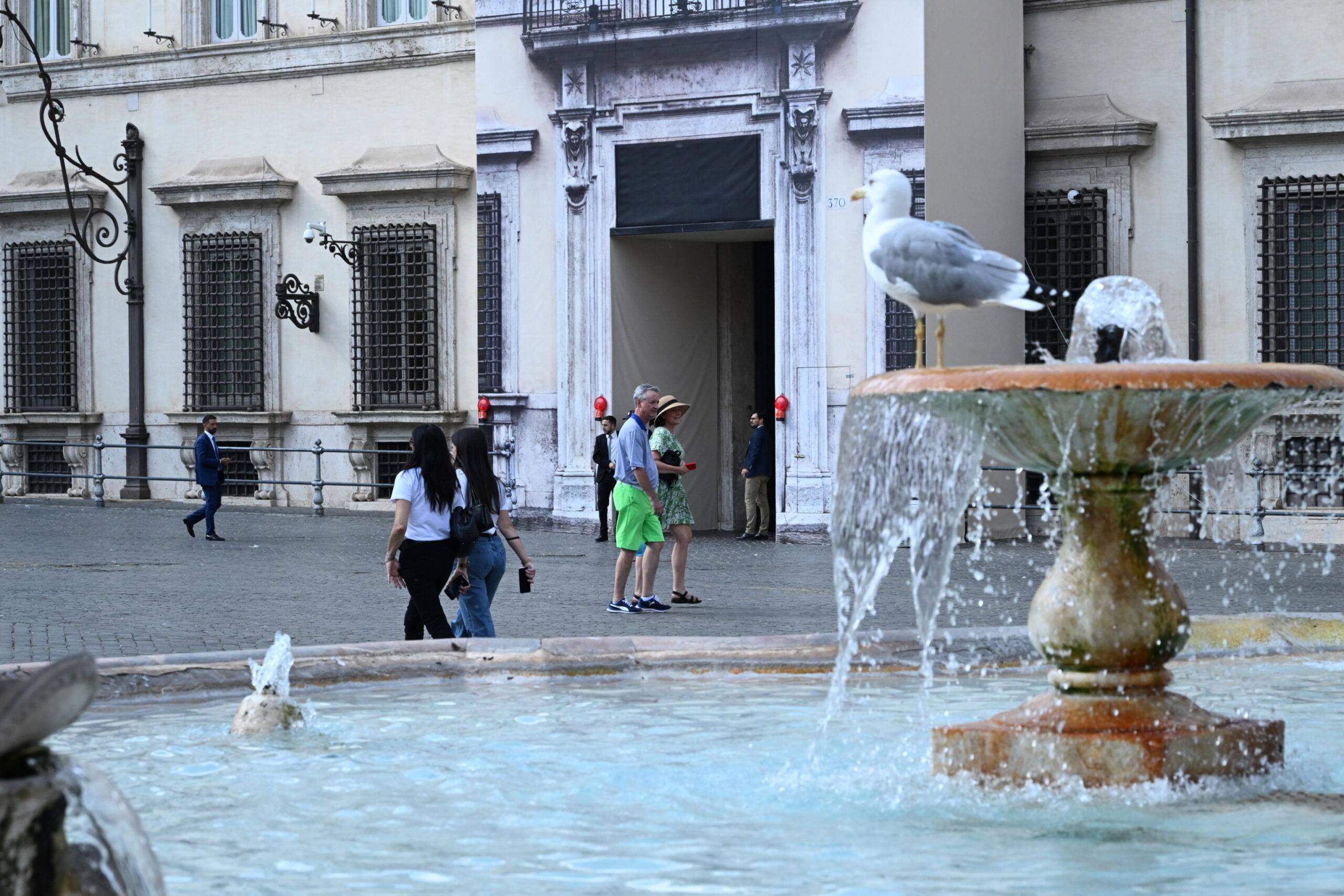 Rimosse dopo 10 anni le transenne davanti a palazzo Chigi: Piazza Colonna riapre al pubblico