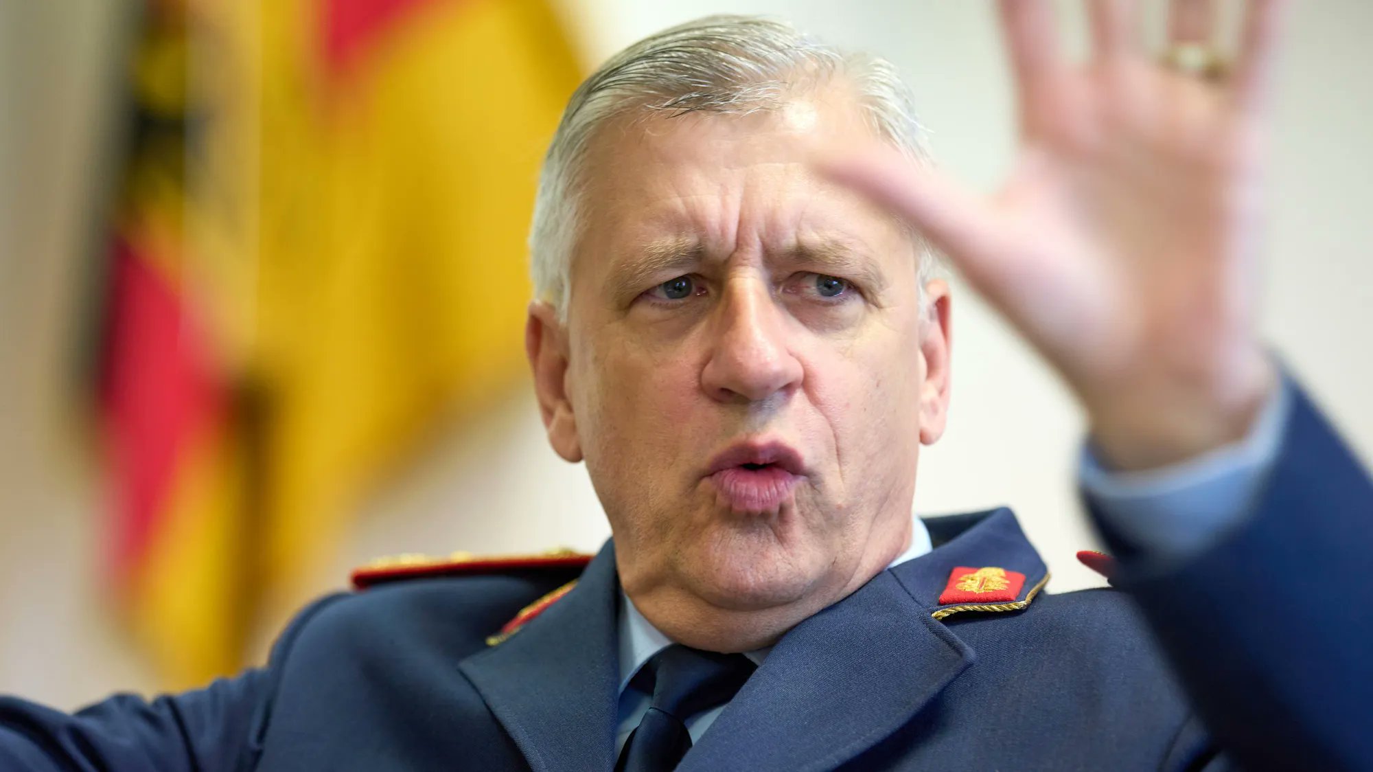 General wegen Belästigung in Deutschland suspendiert, Skandal in der Armee: Vorwurf, einen Soldaten geküsst zu haben