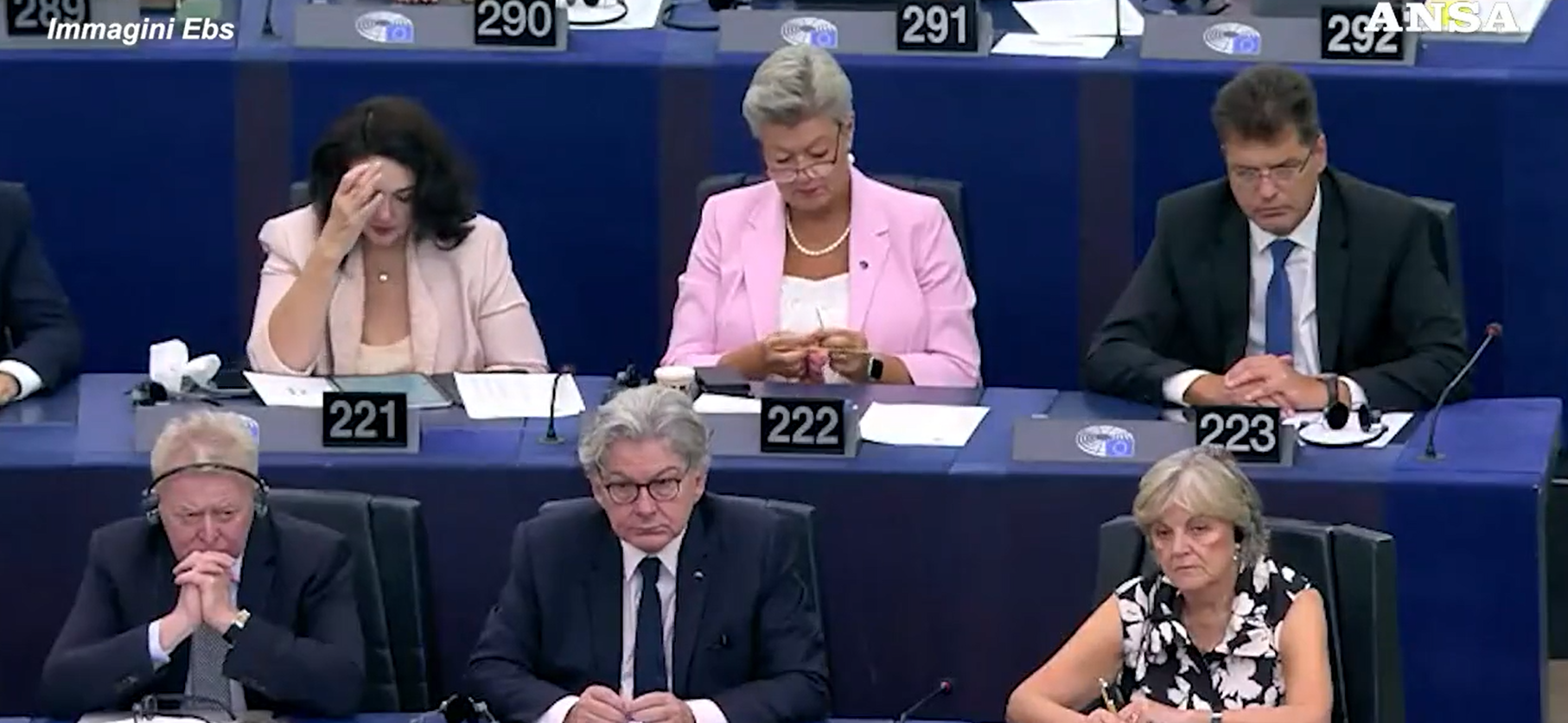 La commissaria europea Ylva Johansson lavora a maglia durante il discorso di von der Leyen – Il video