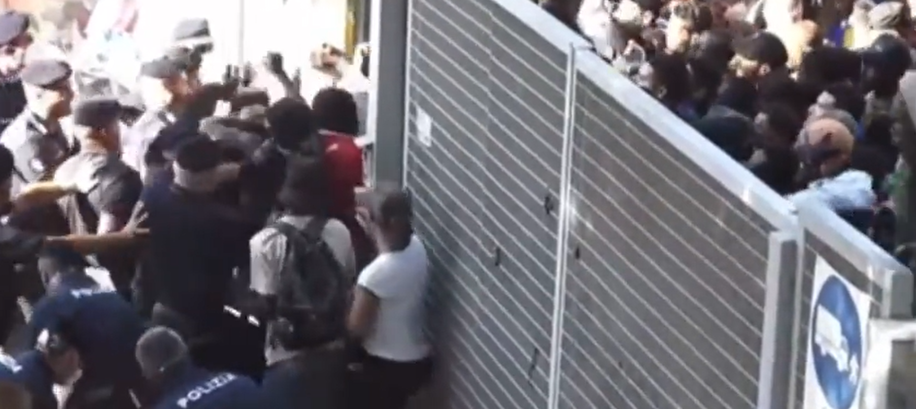 Lampedusa, caos all’hotspot: polizia con gli scudi per contenere i migranti ma molti scappano – Il video