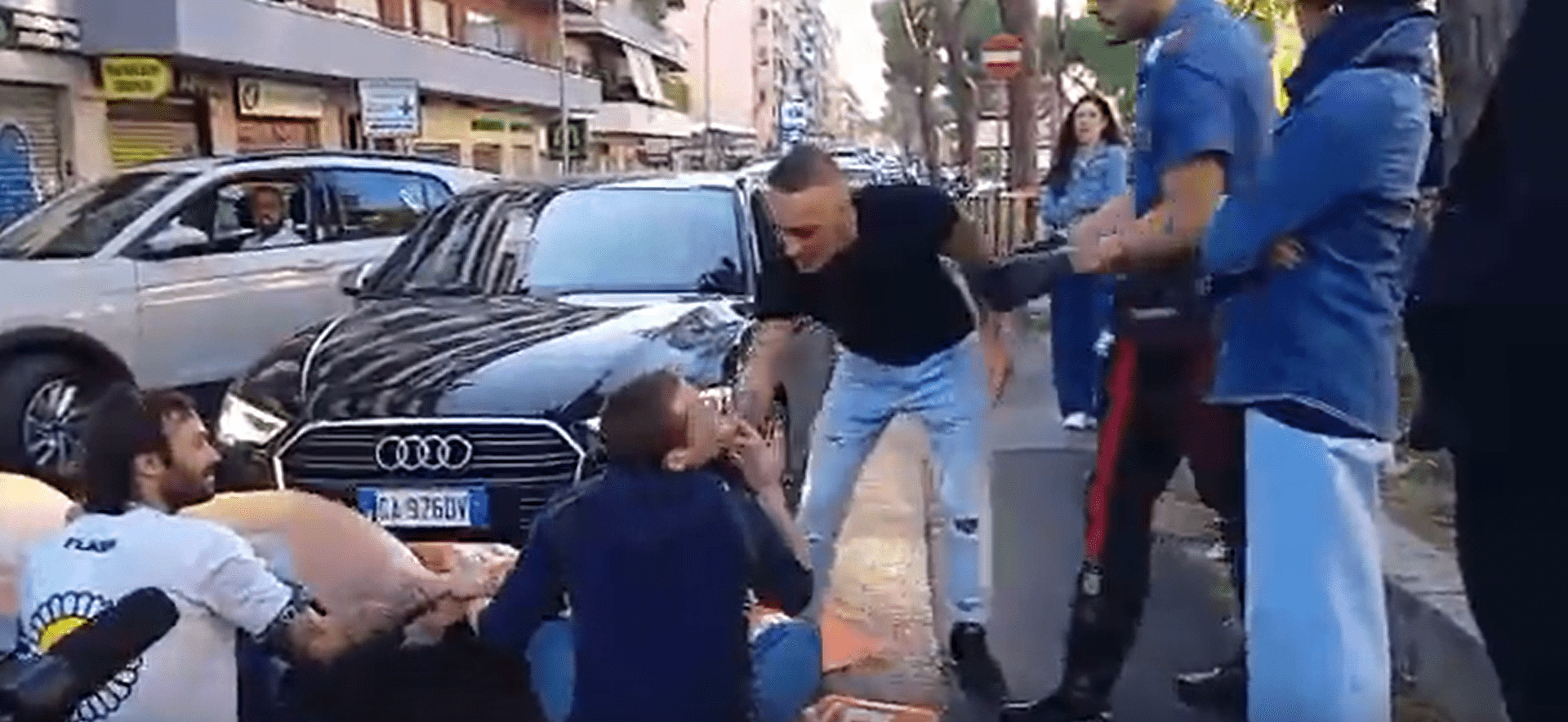 Blitz a Roma di Ultima Generazione, bloccata l’Appia Nuova. Lo strafalcione sullo striscione e l’ira degli automobilisti – Foto e video