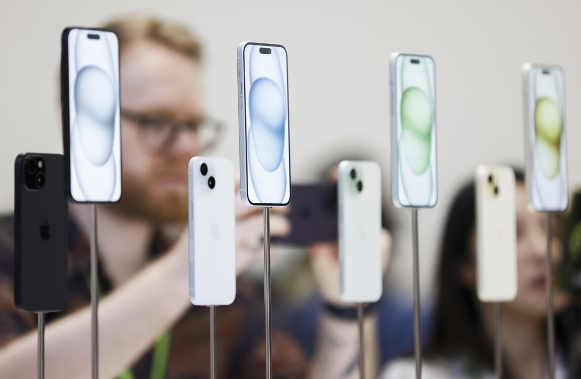 Apple, addio al cavo lightning: perché con i nuovi iPhone 15 si
