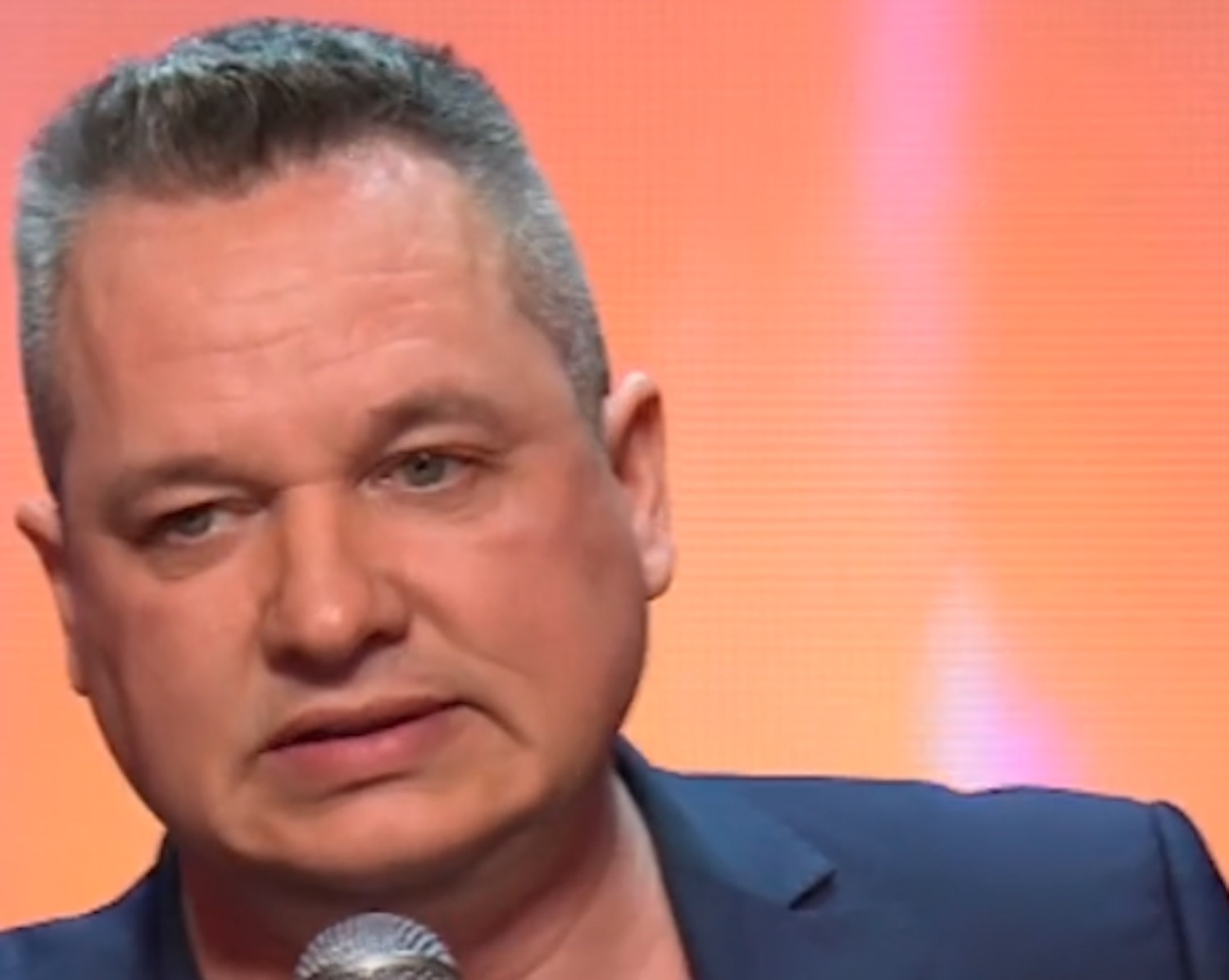 «Sono russo…», il comico fa calare il gelo a Italia’s got talent. Poi la battuta che spiazza il pubblico (e i giudici) – Il video