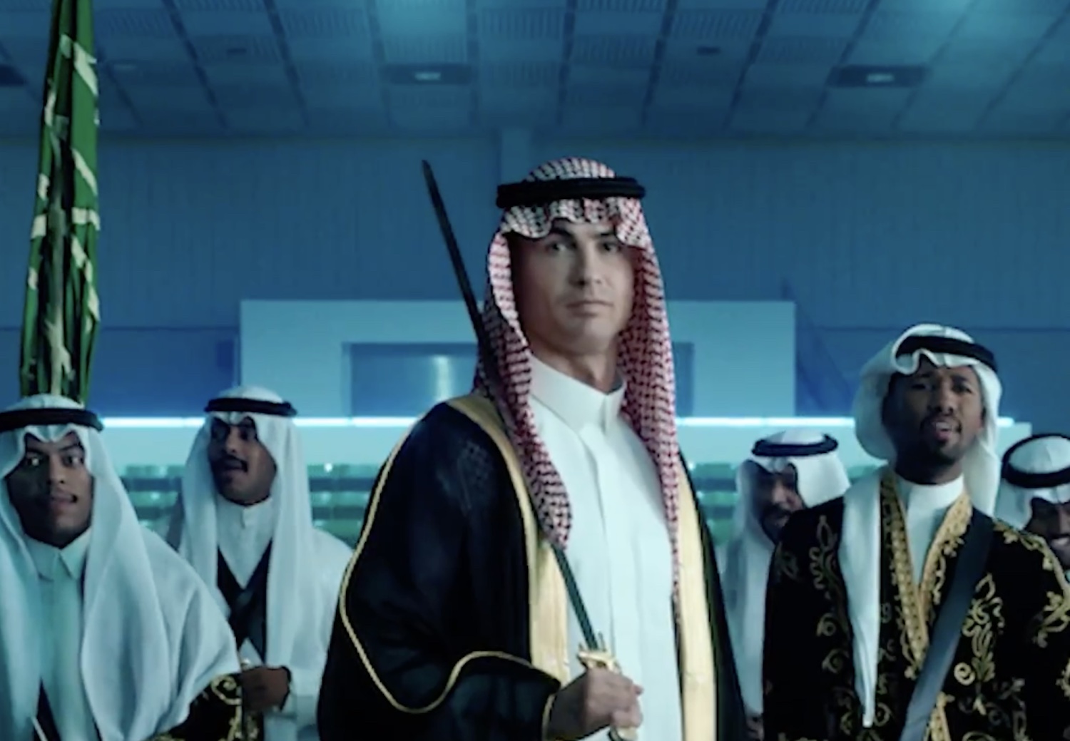 Cristiano Ronaldo con kefiah e spada, con quell’ingaggio disposto a tutto: lo spot per la festa nazionale Saudita – Il video