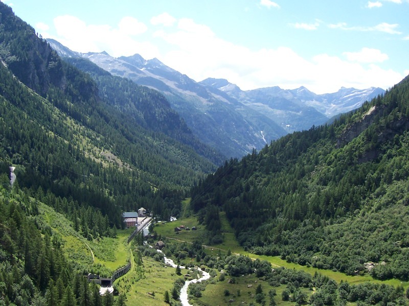 Val Formazza, due dispersi dopo la frana: «100 metri di sentiero pieni di massi e detriti»