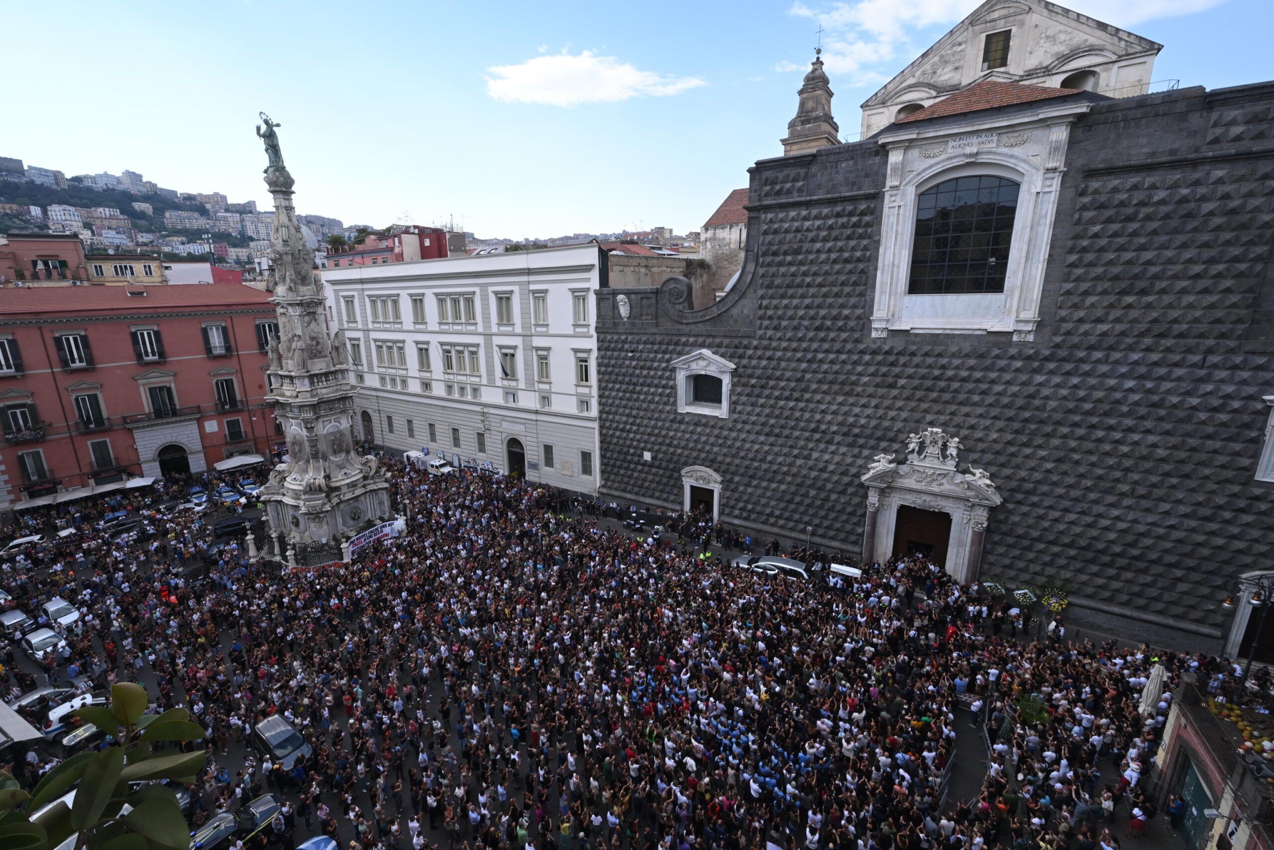 Esterno della Chiesa in Piazza del Gesù durante la cerimonia funebre di Giogiò Cutolo, il musicista di 24 anni ucciso da un ragazzino di 17 anni, Napoli, 6 Settembre 2023. ANSA/CIRO FUSCO