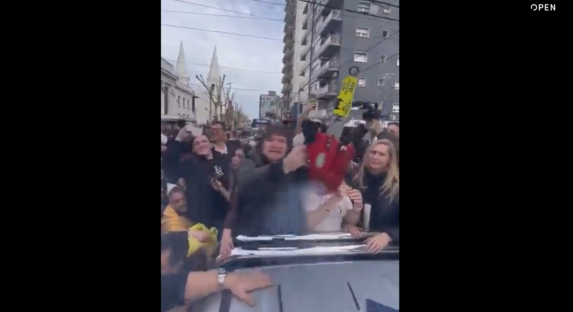 Argentina, tra la folla con la motosega per «tagliare la spesa pubblica»: chi è il candidato alle presidenziali Javier Milei – Il video