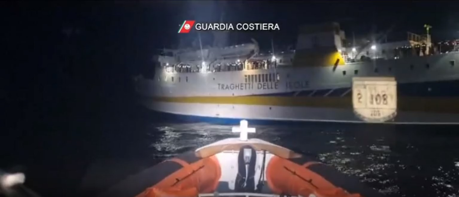 Incendio sul traghetto Cossyra da Lampedusa a Porto Empedocle: evacuati tutti i passeggeri – Il video del salvataggio