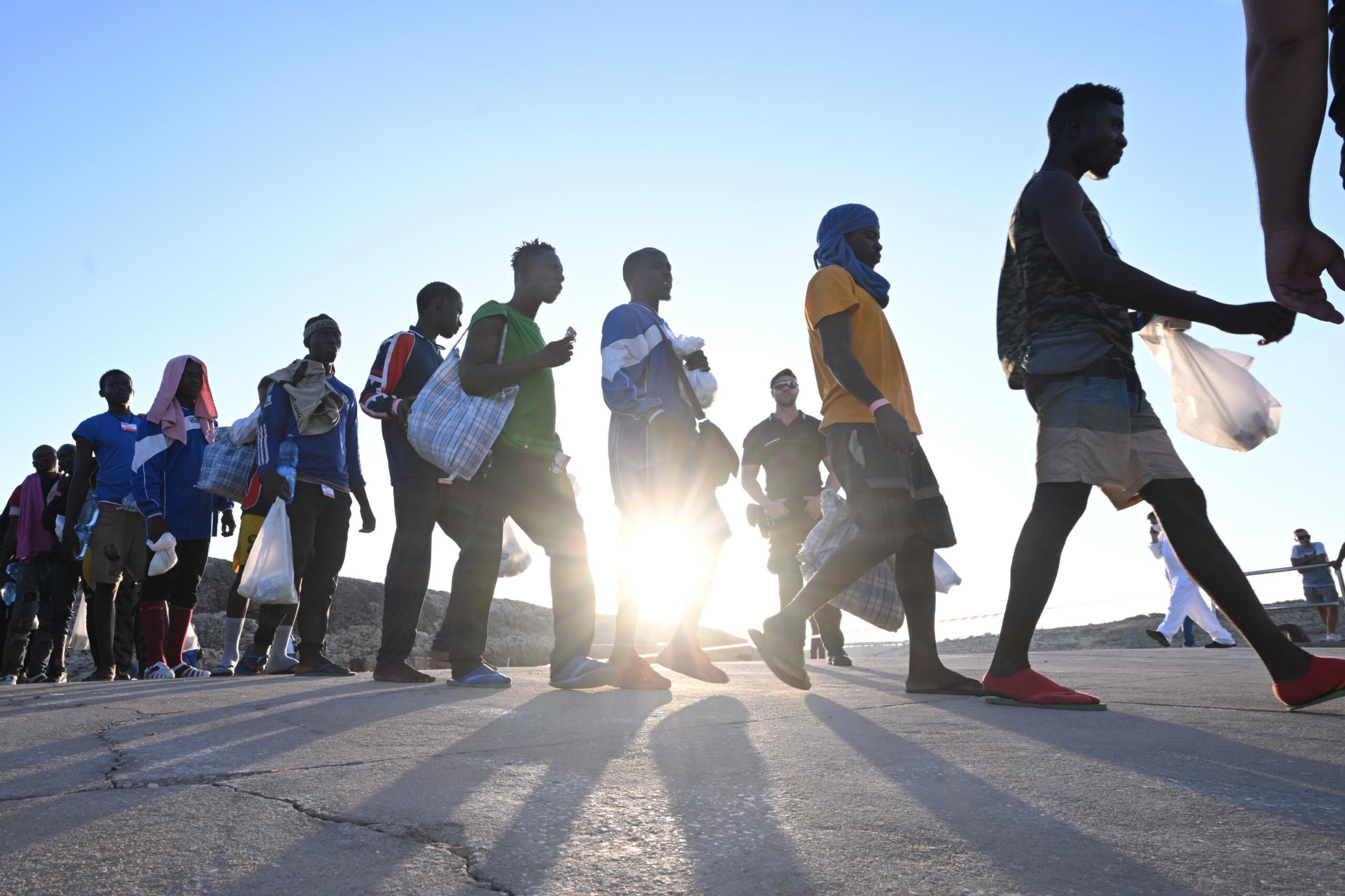 Patto Ue sui migranti, l’Italia frena sull’accordo: «Approfondiamo». Piantedosi via da Bruxelles per parlare coi ministri di Tunisia e Libia