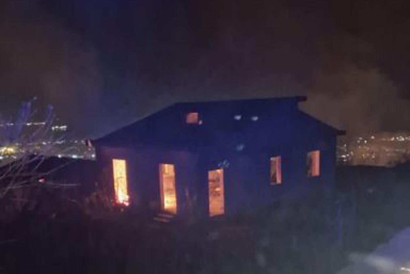 Incendi a Palermo, le fiamme arrivano in città: morta una donna. Evacuata l’università, chiuso un tratto della A20 – Il video Incendi a Palermo, le fiamme arrivano in città: morta una donna. Evacuata l’università, chiuso un tratto della A20 – Il video