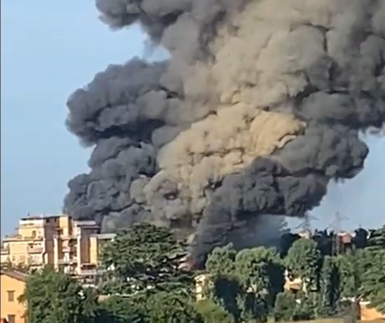 Roma: incendio nel quartiere Trullo, in fiamme un capannone con materiale tessile – Il video