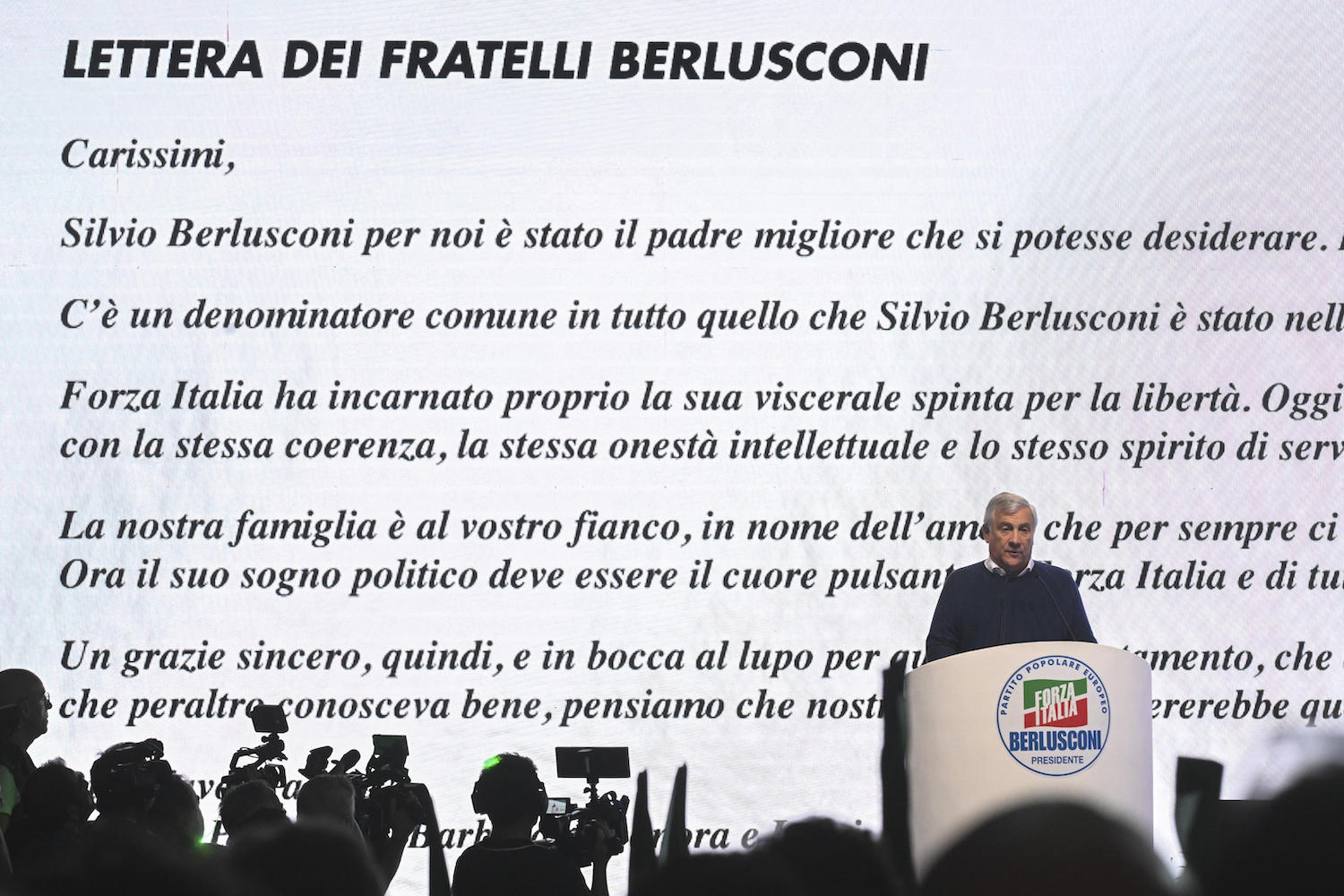 «Per noi il padre migliore. Mantenete vivo il suo sogno politico», la lettera dei figli di Berlusconi alla convention di Forza Italia – Il video «Per noi il padre migliore. Mantenete vivo il suo sogno politico», la lettera dei figli di Berlusconi alla convention di Forza Italia – Il video