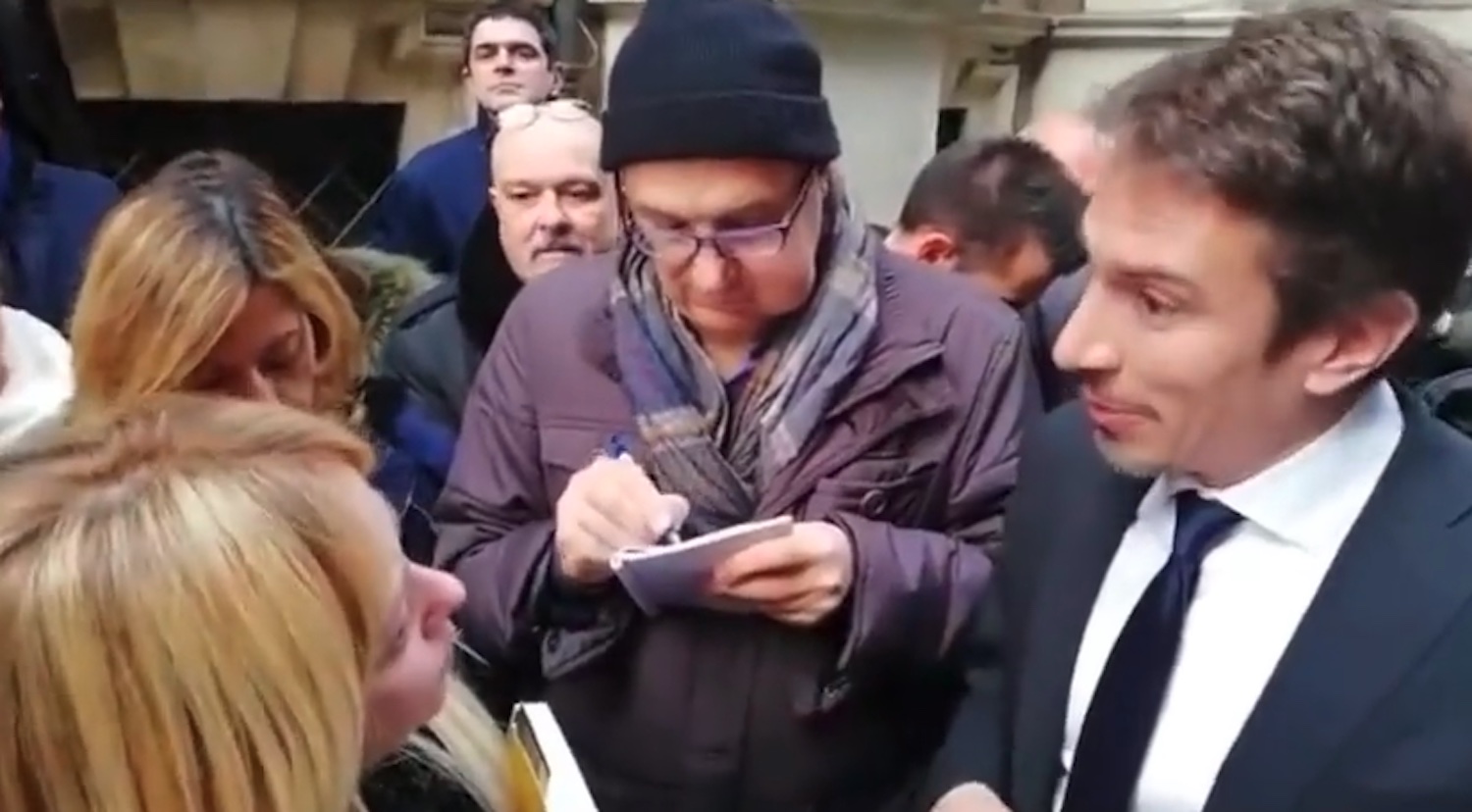 Quel faccia a faccia tra Meloni e Greco del 2018, lo scontro fuori dal museo Egizio per lo sconto «che discrimina gli italiani» – Il video