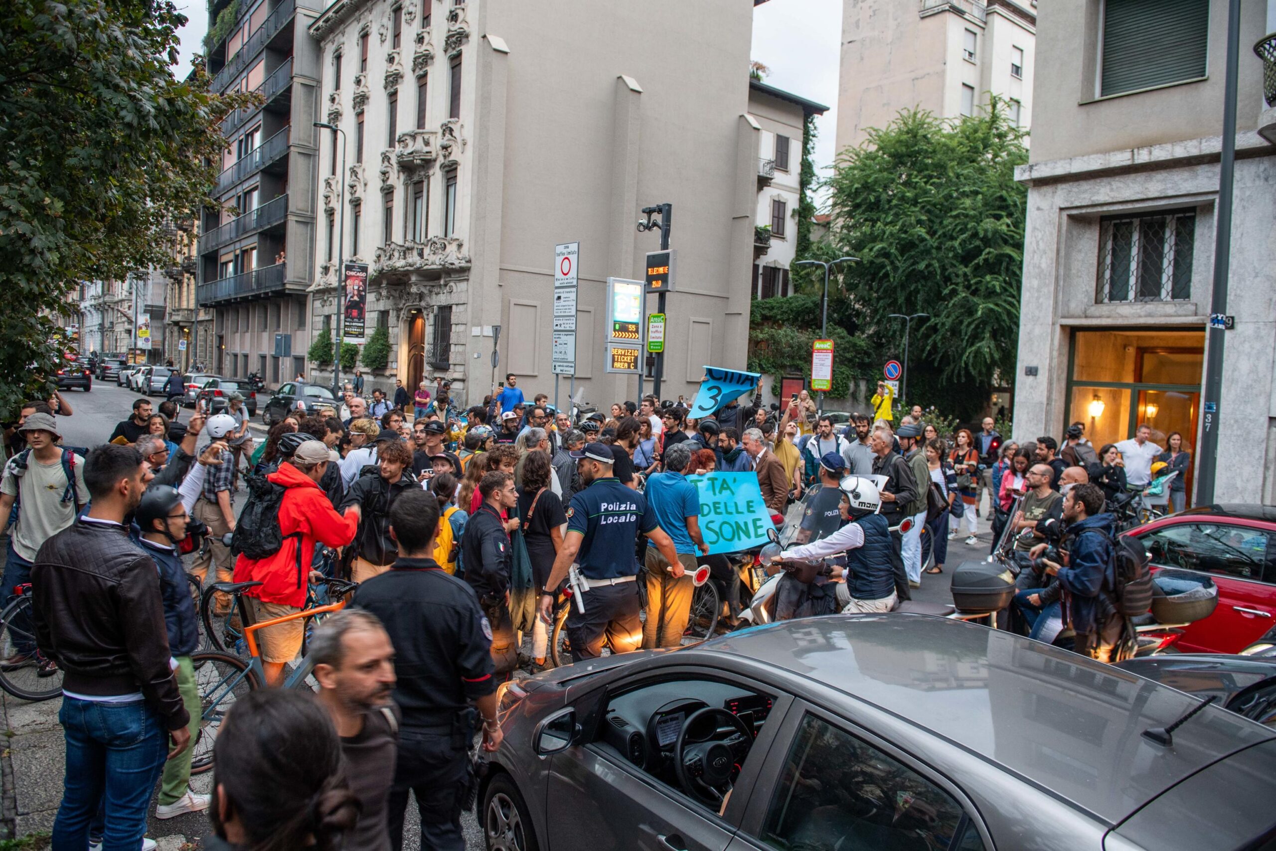 Milano, la protesta di pedoni e ciclisti paralizza il traffico in città: «Basta morti in strada» – I video