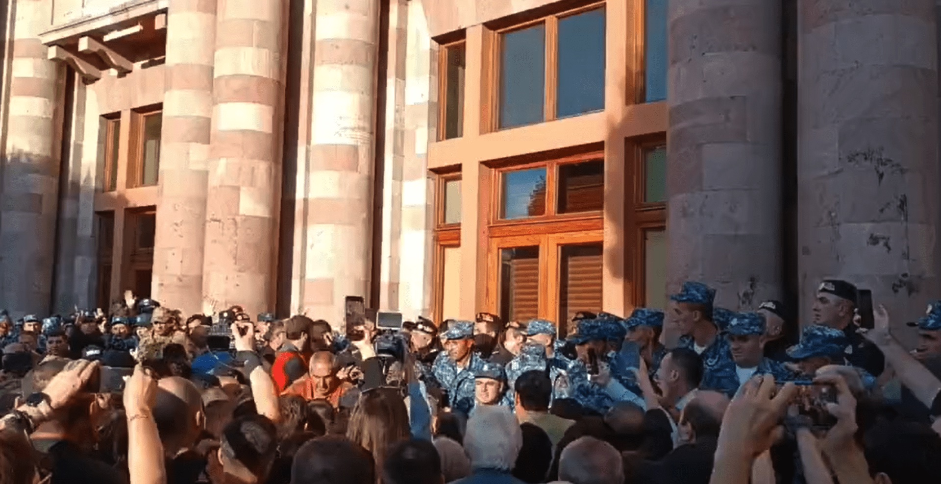 Nagorno-Karabaj y ataque a Bakú: “Nos detendremos si los separatistas deponen las armas”.  Protestas frente al edificio del gobierno armenio – vídeo