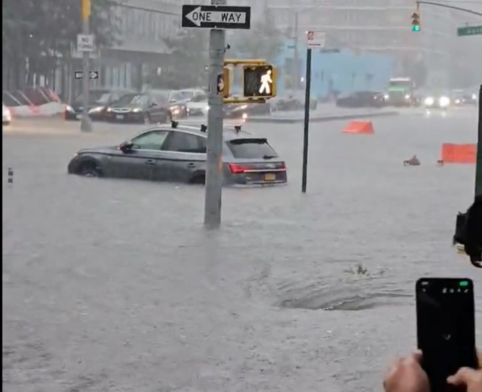 USA, alluvione a New York, le immagini delle strade allagate diventano virali – Il video