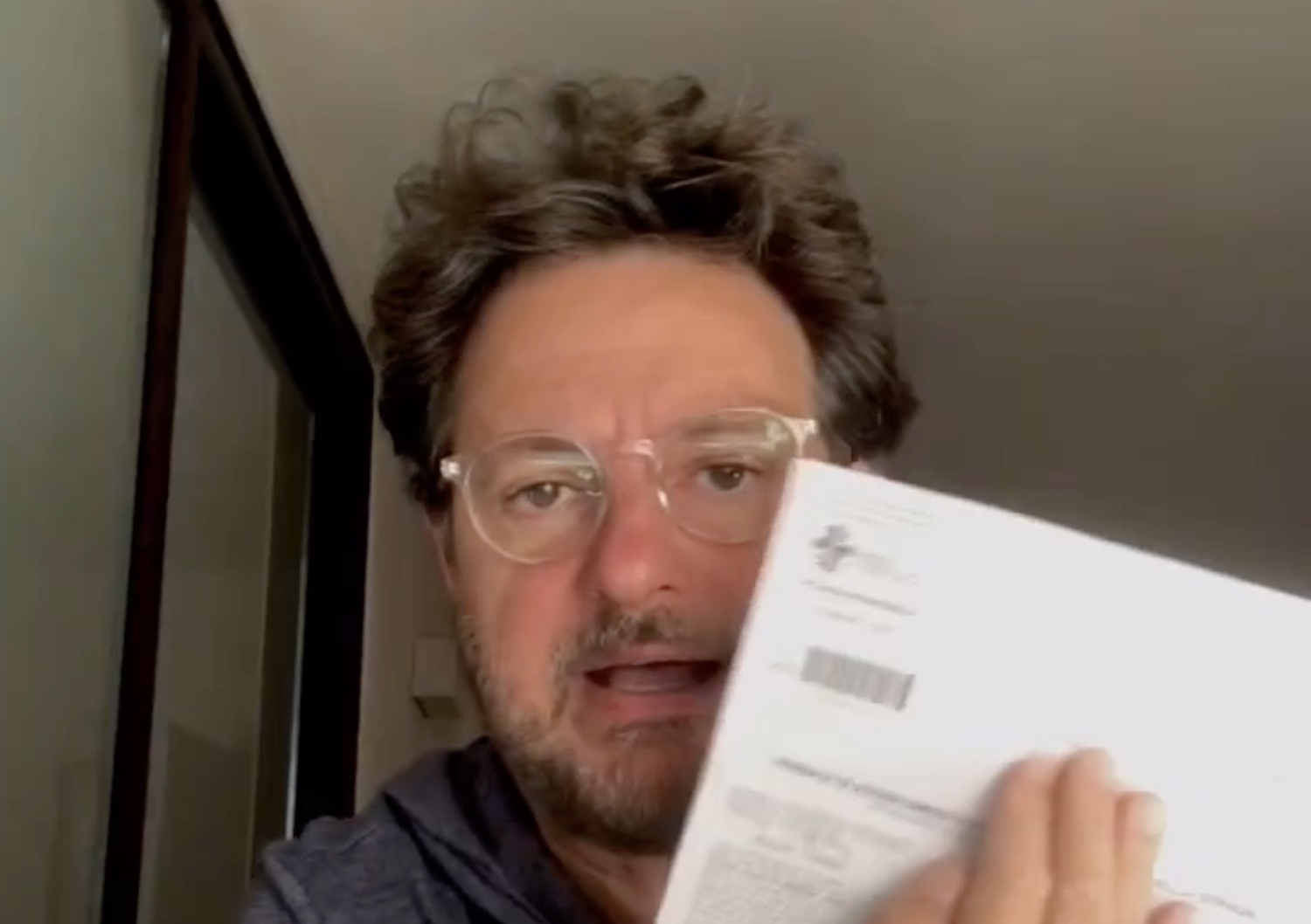 Leonardo Pieraccioni beccato dall’autovelox, la multa per il famigerato velocar: «Mio zio pensa che ti segua in casa» – Il video