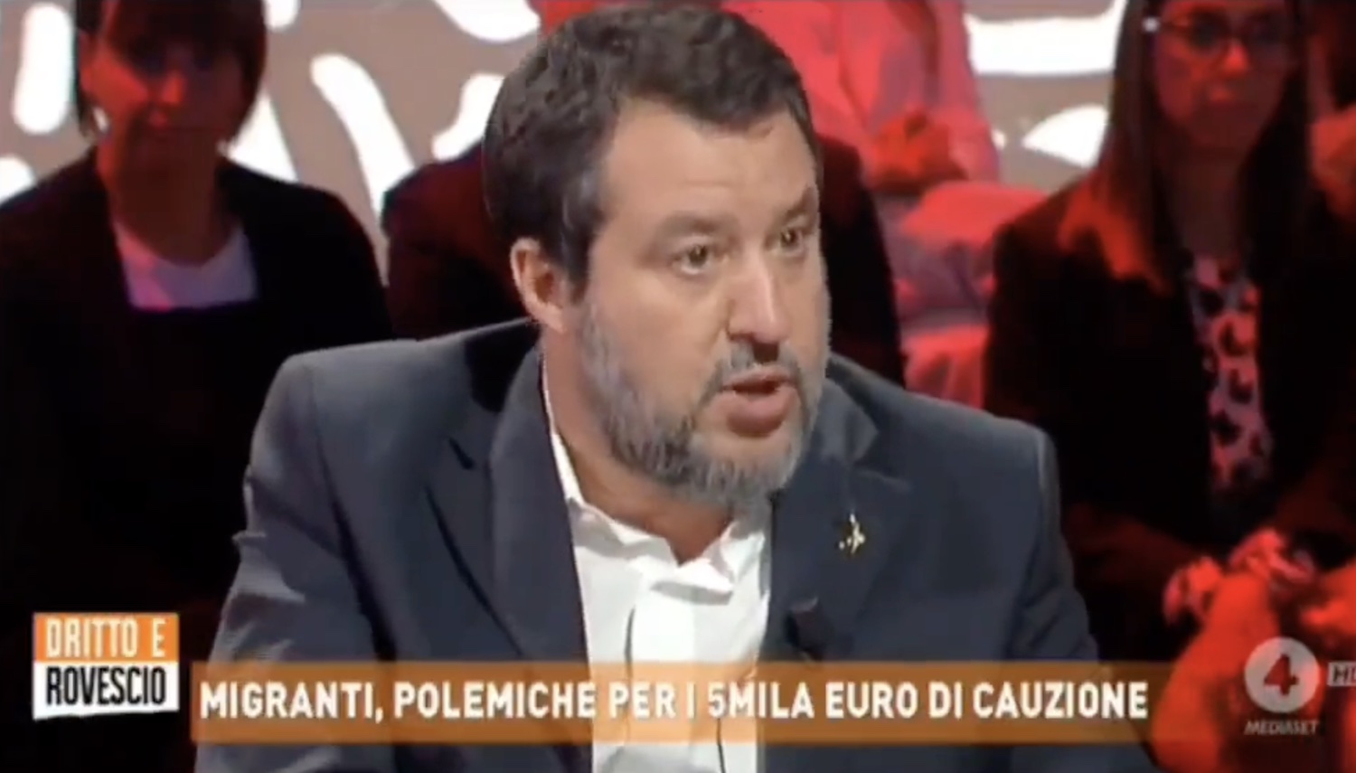 Come fa un migrante a pagare 5mila euro? Salvini scatena le polemiche: «Arrivano con scarpe e collanine…» – Il video