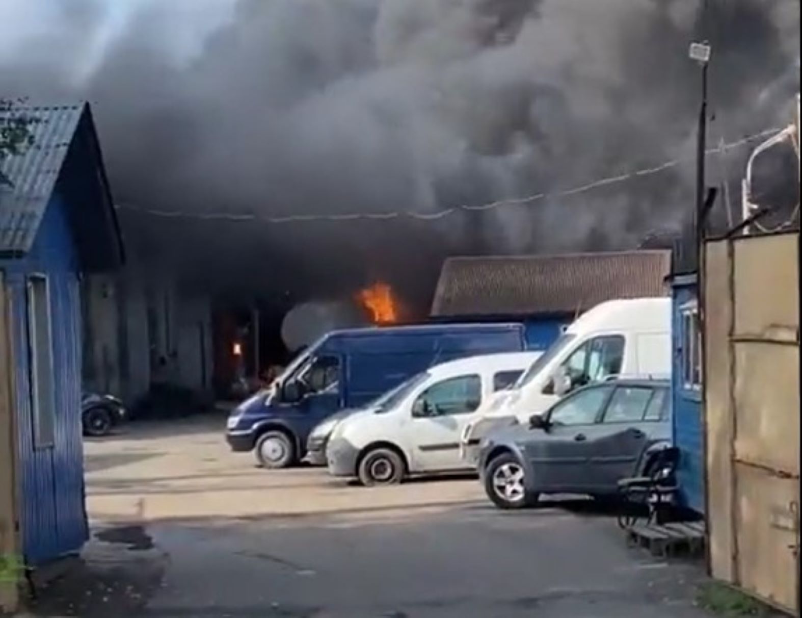 San Pietroburgo, maxi incendio in un deposito di petrolio. A fuoco un hangar lungo 80 metri – Il video