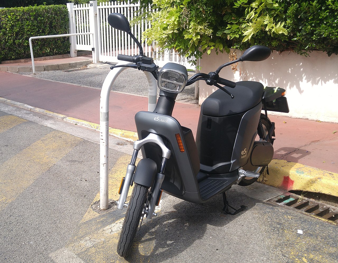 Bergamo, operaio licenziato per aver caricato lo scooter elettrico in azienda: «Ha consumato 25 centesimi di corrente»